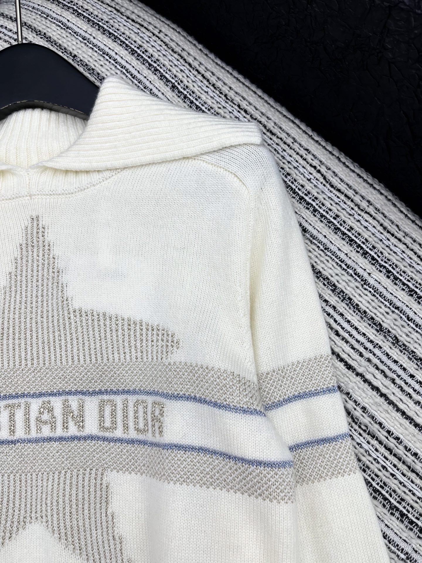 🛒𝐍𝐄𝐖 · 𝟐𝟎𝟐5/爆款现货原单品质 Dio*｜25新品刺绣针织衫精致常规版型上身巨显瘦！定制重工工