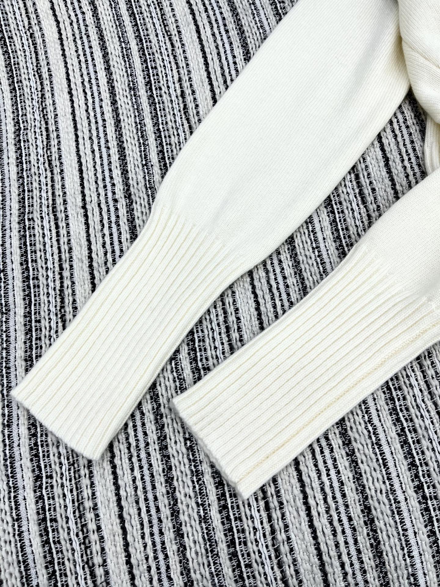 🛒𝐍𝐄𝐖 · 𝟐𝟎𝟐5/爆款现货原单品质 Dio*｜25新品刺绣针织衫精致常规版型上身巨显瘦！定制重工工