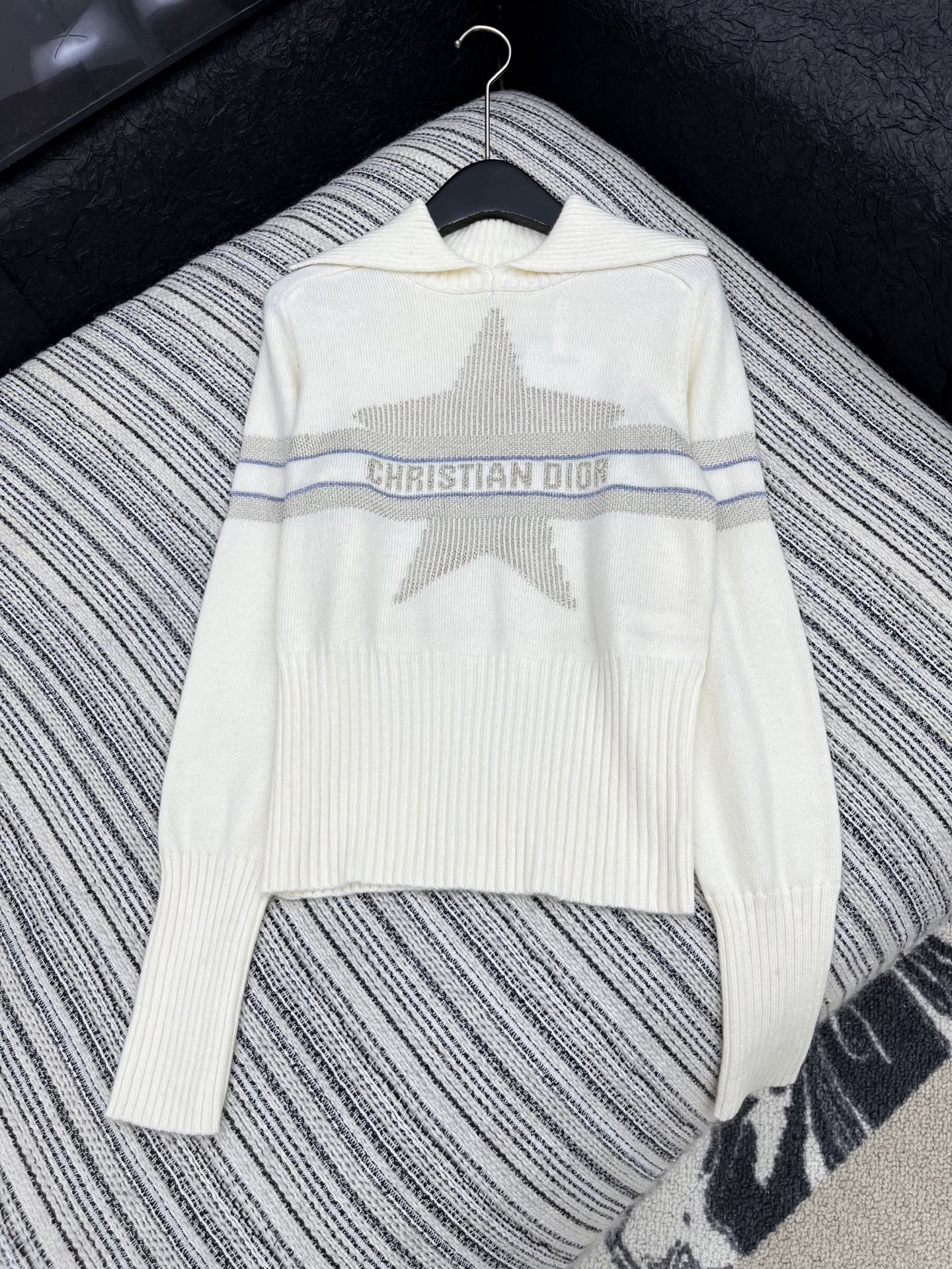 🛒𝐍𝐄𝐖 · 𝟐𝟎𝟐5/爆款现货原单品质 Dio*｜25新品刺绣针织衫精致常规版型上身巨显瘦！定制重工工