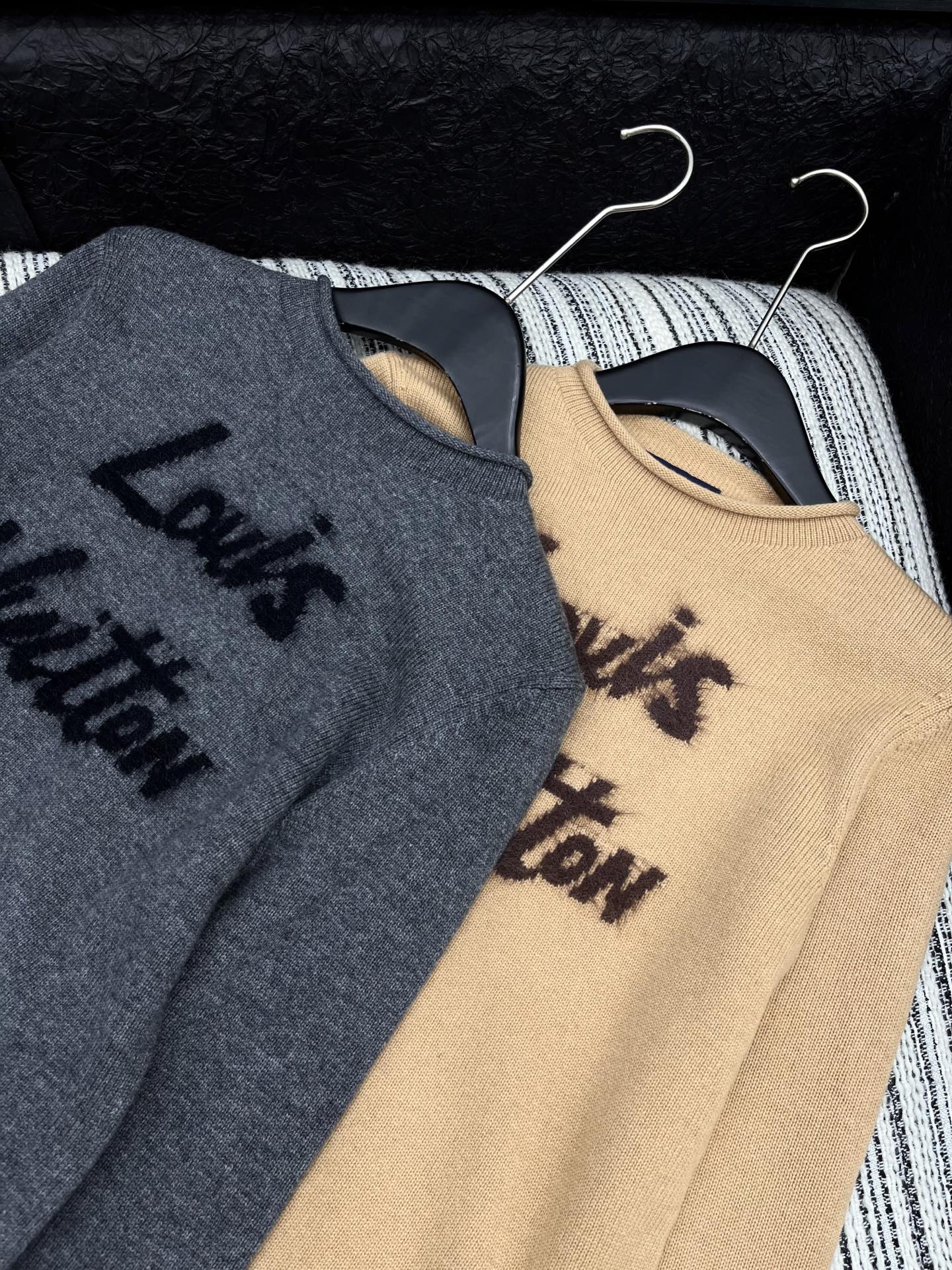 🛒𝐍𝐄𝐖 · 𝟐𝟎𝟐5/爆款现货原单品质 Lv*｜25新品字母提花针织衫精致常规版型上身巨显瘦！定制重工