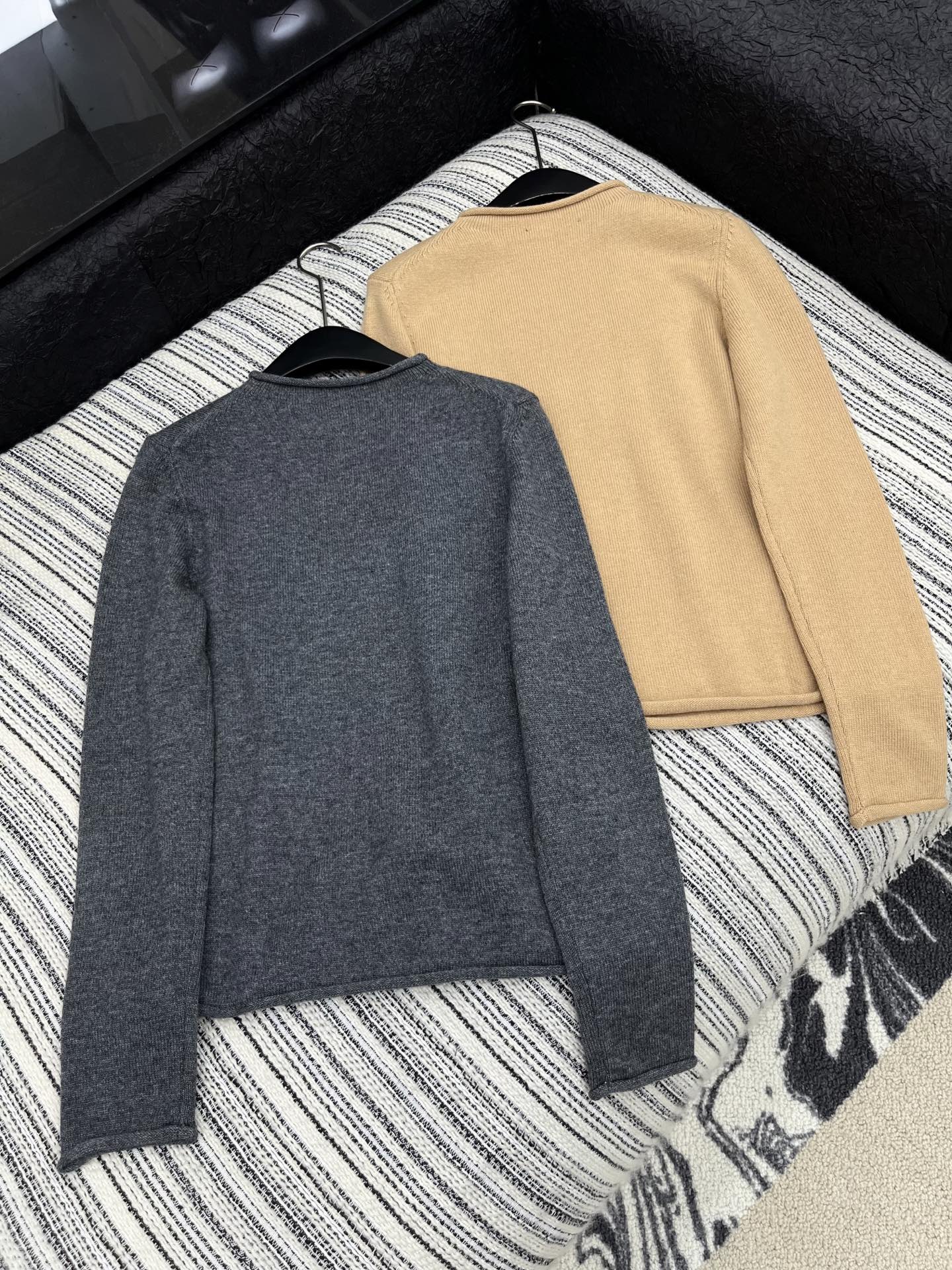 🛒𝐍𝐄𝐖 · 𝟐𝟎𝟐5/爆款现货原单品质 Lv*｜25新品字母提花针织衫精致常规版型上身巨显瘦！定制重工