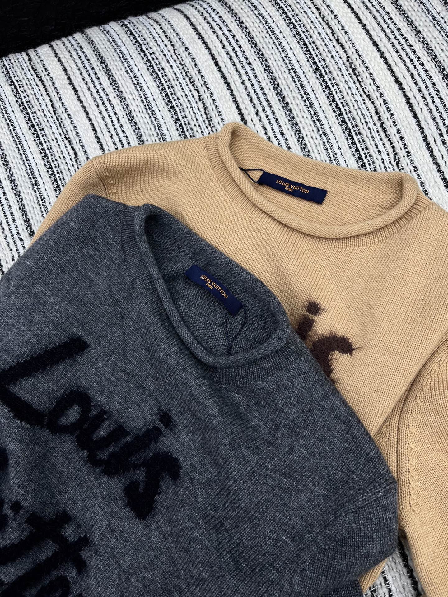 🛒𝐍𝐄𝐖 · 𝟐𝟎𝟐5/爆款现货原单品质 Lv*｜25新品字母提花针织衫精致常规版型上身巨显瘦！定制重工