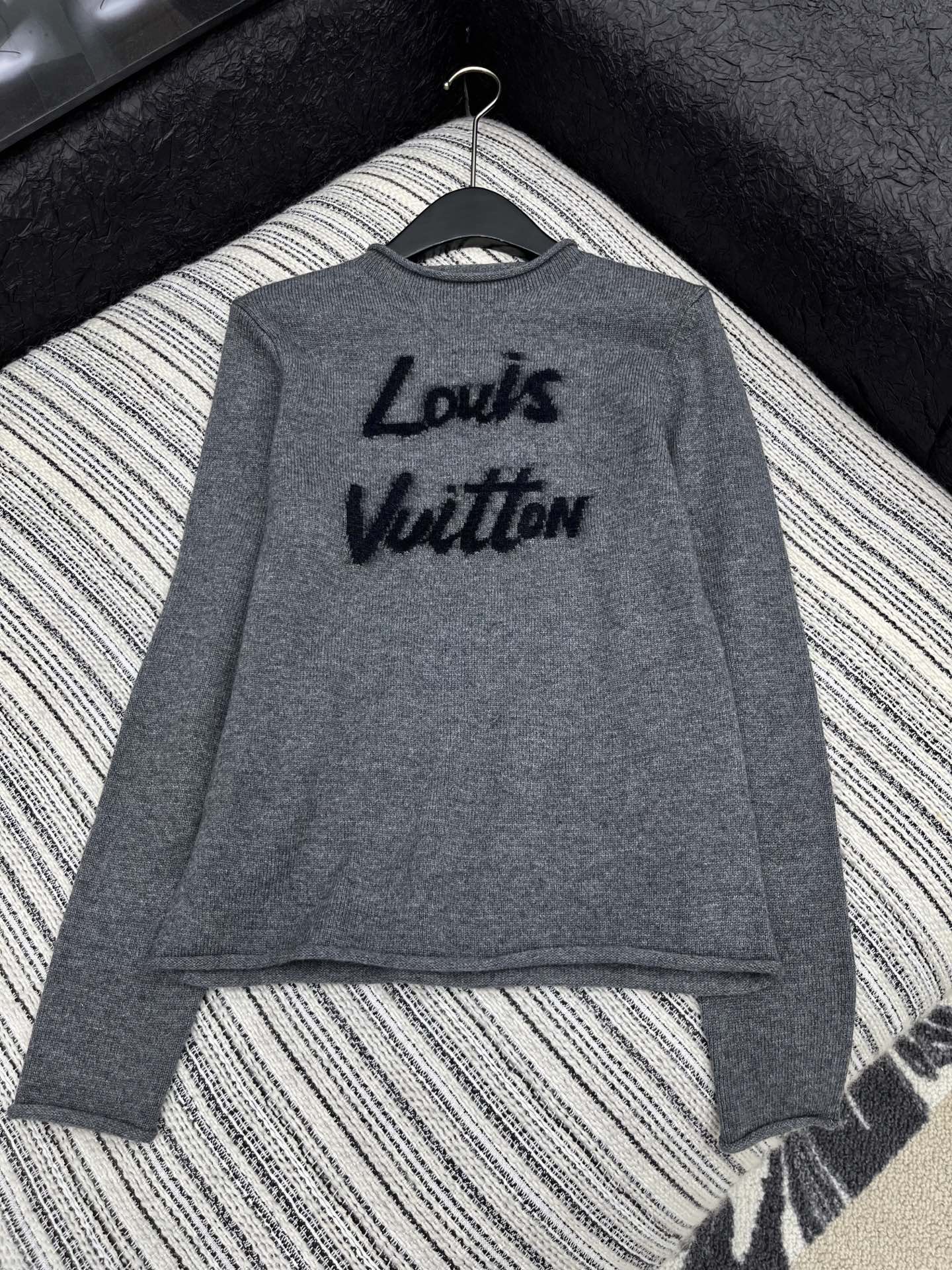 🛒𝐍𝐄𝐖 · 𝟐𝟎𝟐5/爆款现货原单品质 Lv*｜25新品字母提花针织衫精致常规版型上身巨显瘦！定制重工
