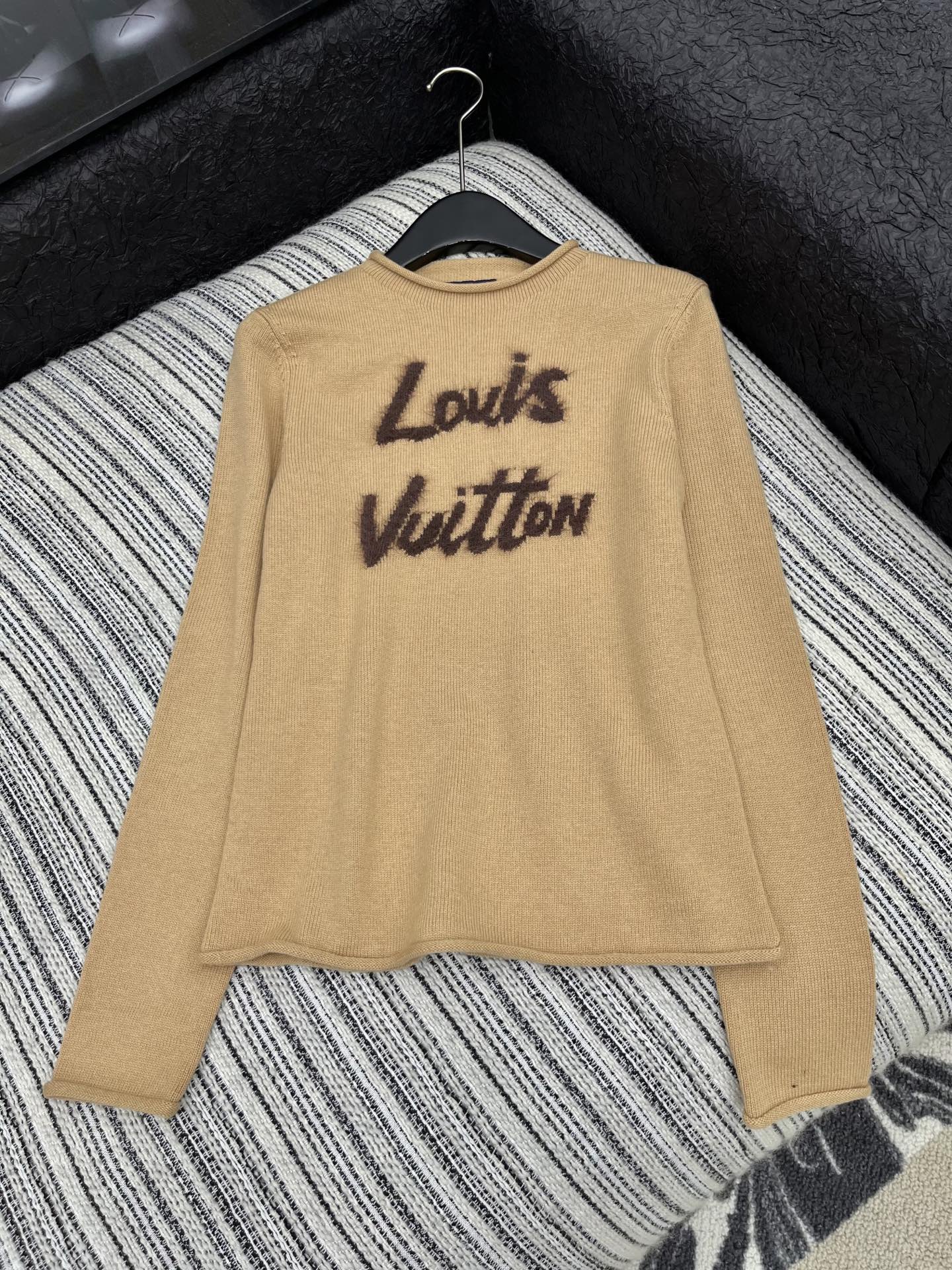 🛒𝐍𝐄𝐖 · 𝟐𝟎𝟐5/爆款现货原单品质 Lv*｜25新品字母提花针织衫精致常规版型上身巨显瘦！定制重工