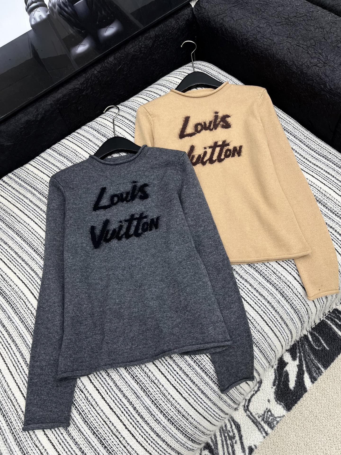 🛒𝐍𝐄𝐖 · 𝟐𝟎𝟐5/爆款现货原单品质 Lv*｜25新品字母提花针织衫精致常规版型上身巨显瘦！定制重工