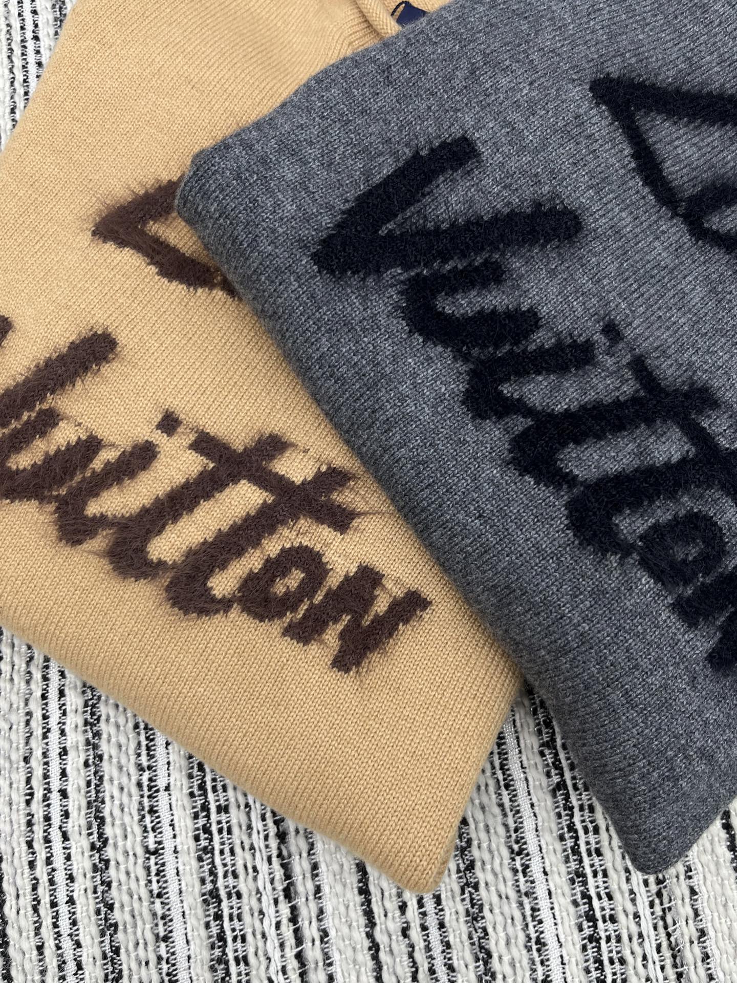 🛒𝐍𝐄𝐖 · 𝟐𝟎𝟐5/爆款现货原单品质 Lv*｜25新品字母提花针织衫精致常规版型上身巨显瘦！定制重工