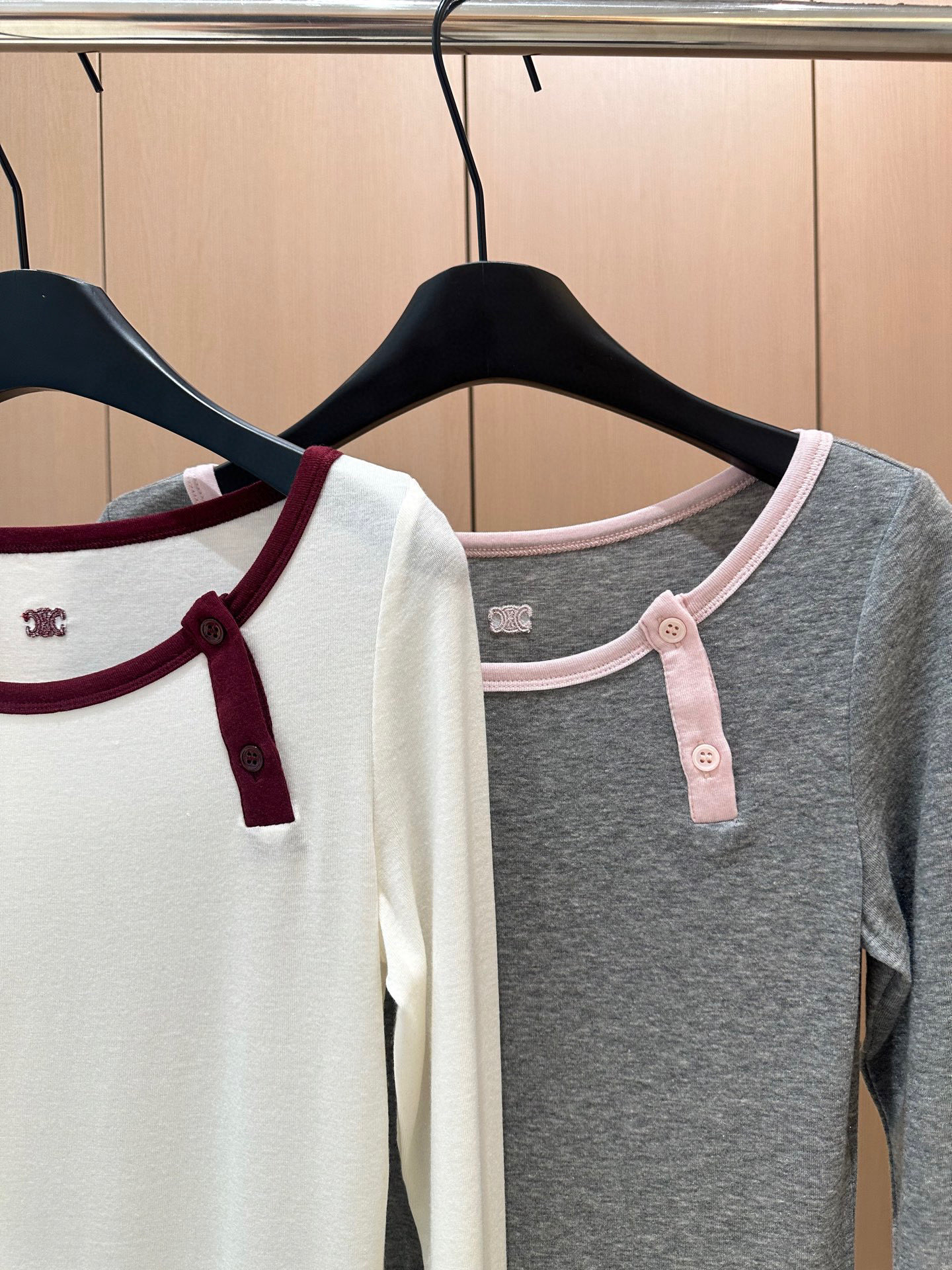 🛒𝐍𝐄𝐖 · 𝟐𝟎𝟐5/爆款现货设计师 原创｜2025新款圆领天丝羊毛假两件打底衫云感舒适的系列！上身的