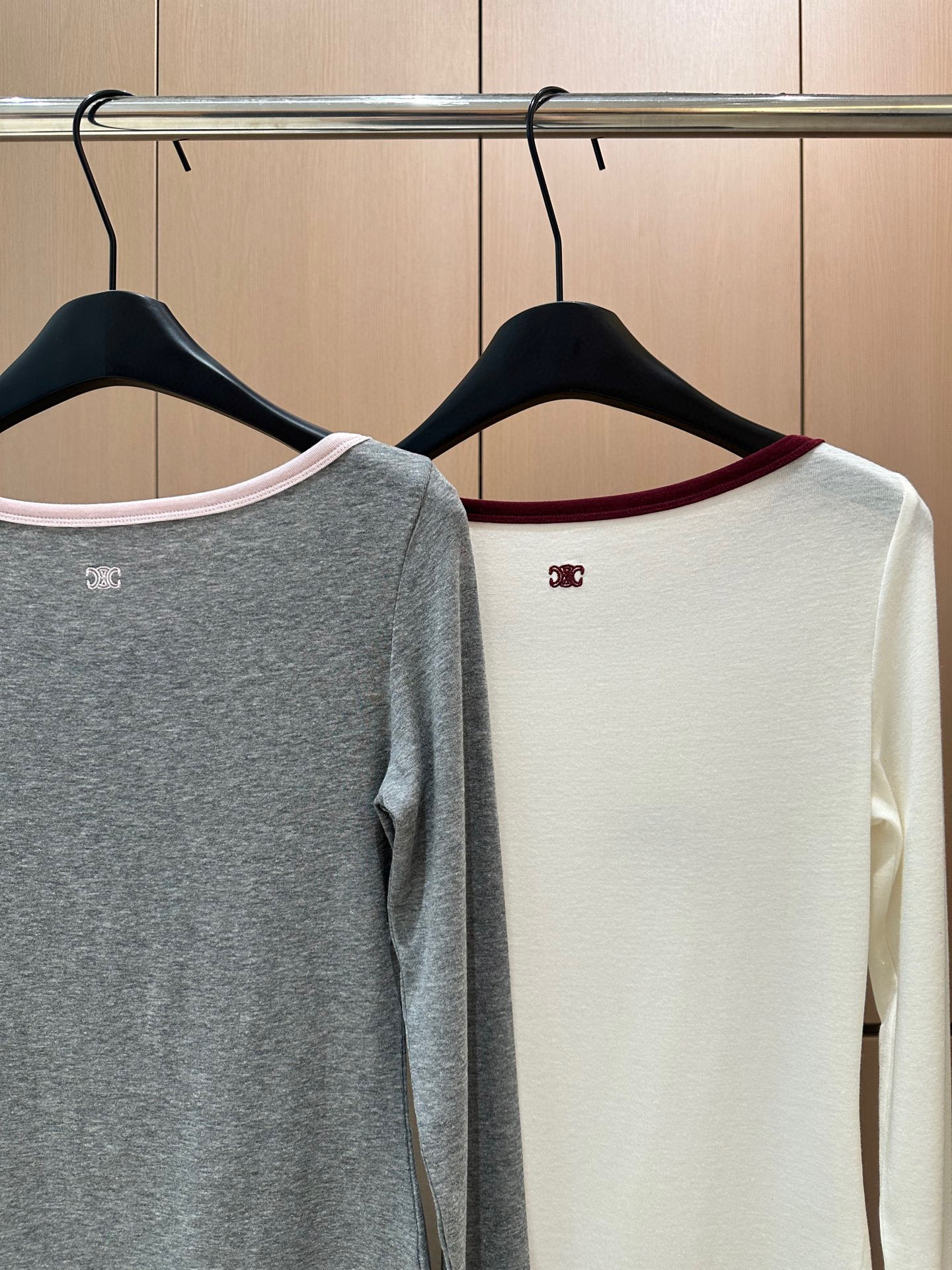 🛒𝐍𝐄𝐖 · 𝟐𝟎𝟐5/爆款现货设计师 原创｜2025新款圆领天丝羊毛假两件打底衫云感舒适的系列！上身的