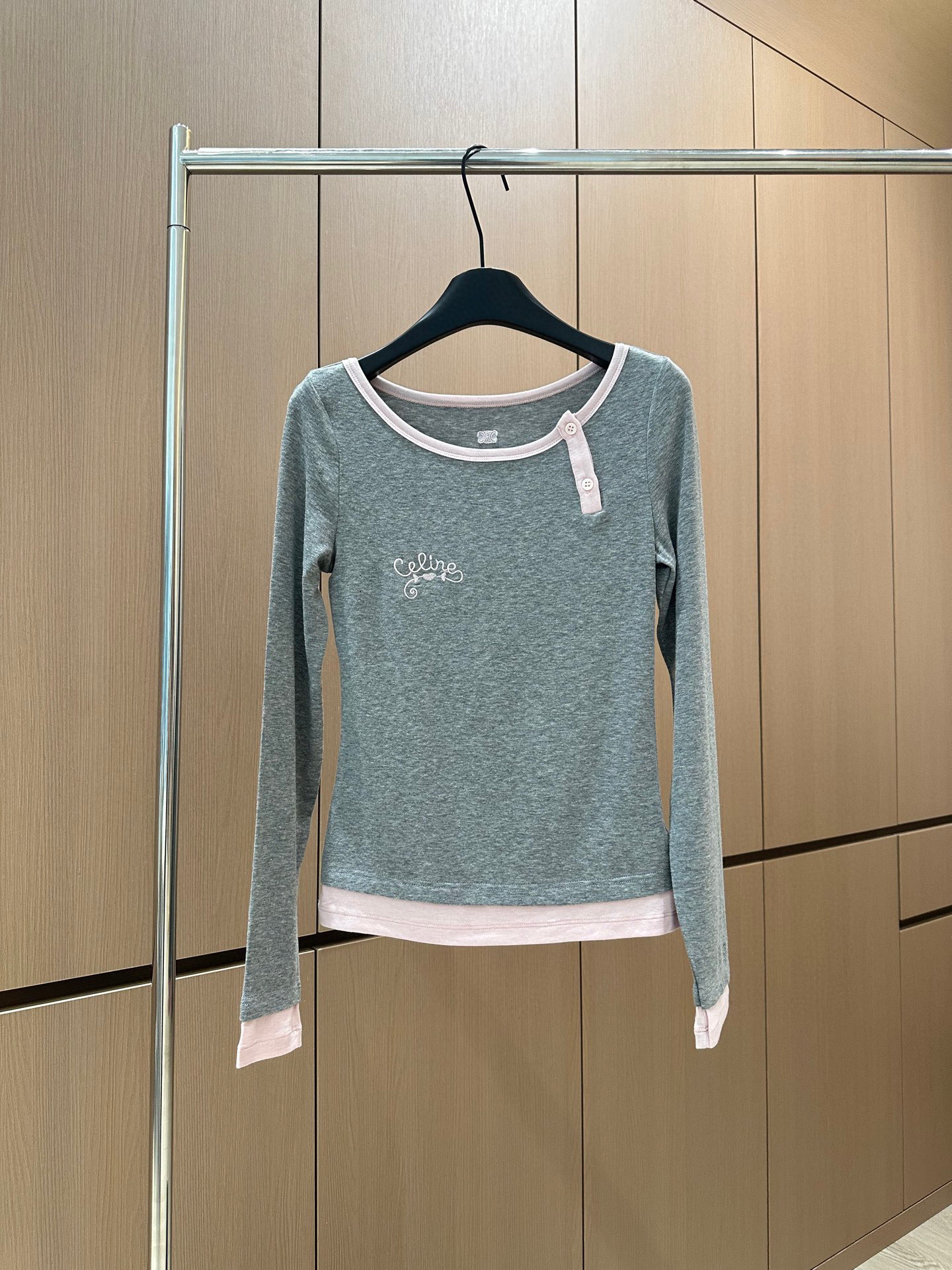 🛒𝐍𝐄𝐖 · 𝟐𝟎𝟐5/爆款现货设计师 原创｜2025新款圆领天丝羊毛假两件打底衫云感舒适的系列！上身的