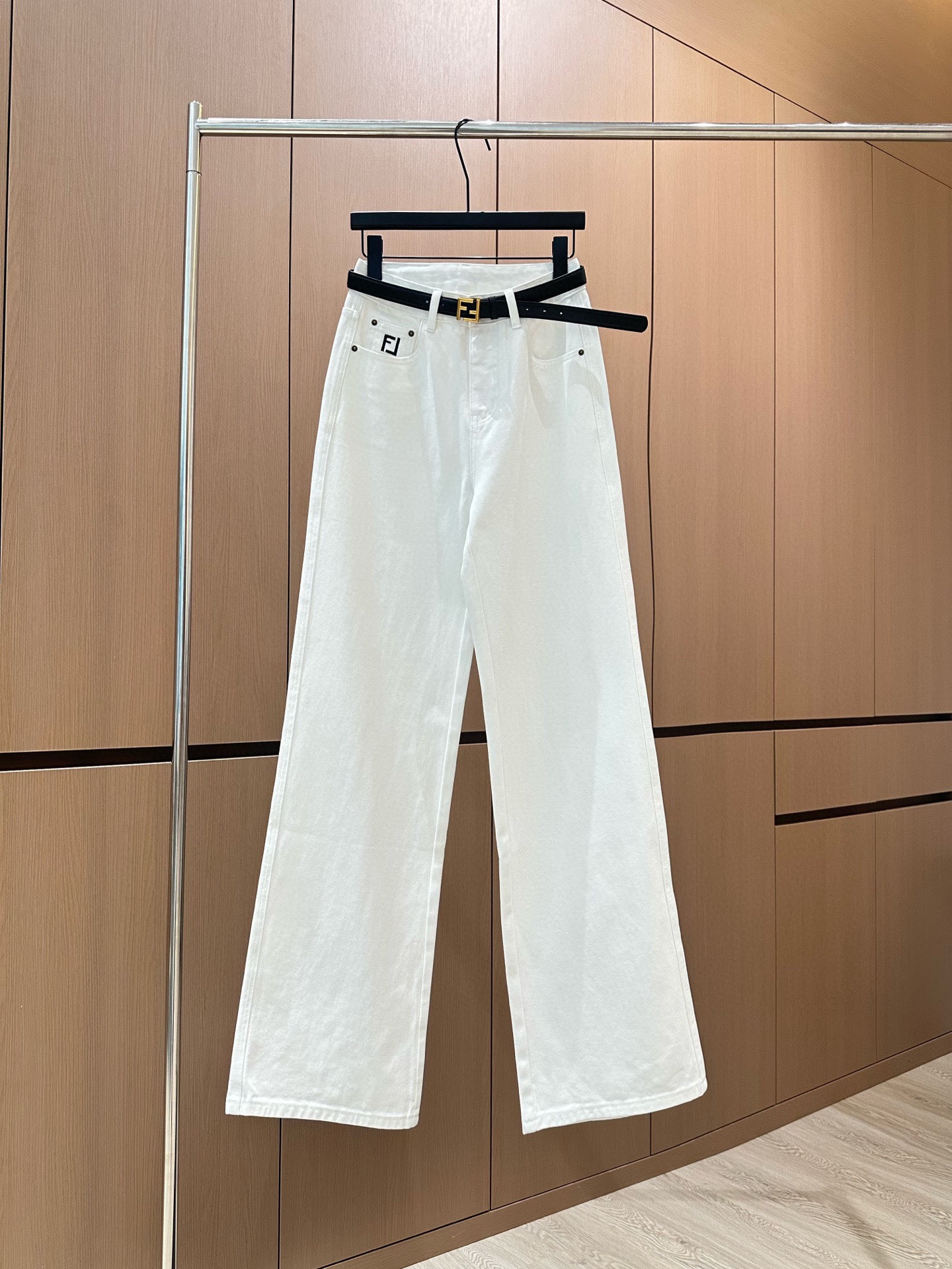 🛒𝐍𝐄𝐖 · 𝟐𝟎𝟐5/爆款现货设计师 原创｜女神同款撞色刺绣牛仔裤 这款牛仔裤选用优质面料，工艺洗水，