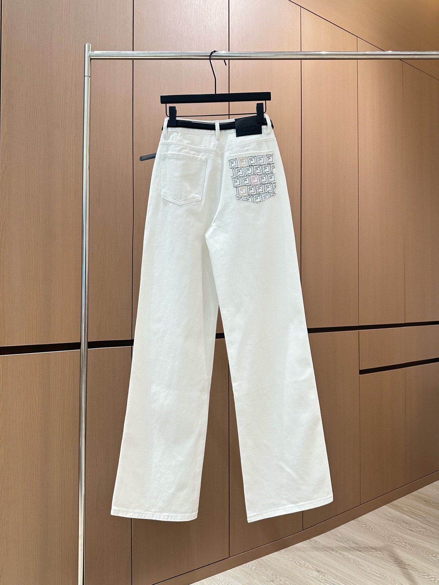 🛒𝐍𝐄𝐖 · 𝟐𝟎𝟐5/爆款现货设计师 原创｜女神同款撞色刺绣牛仔裤 这款牛仔裤选用优质面料，工艺洗水，