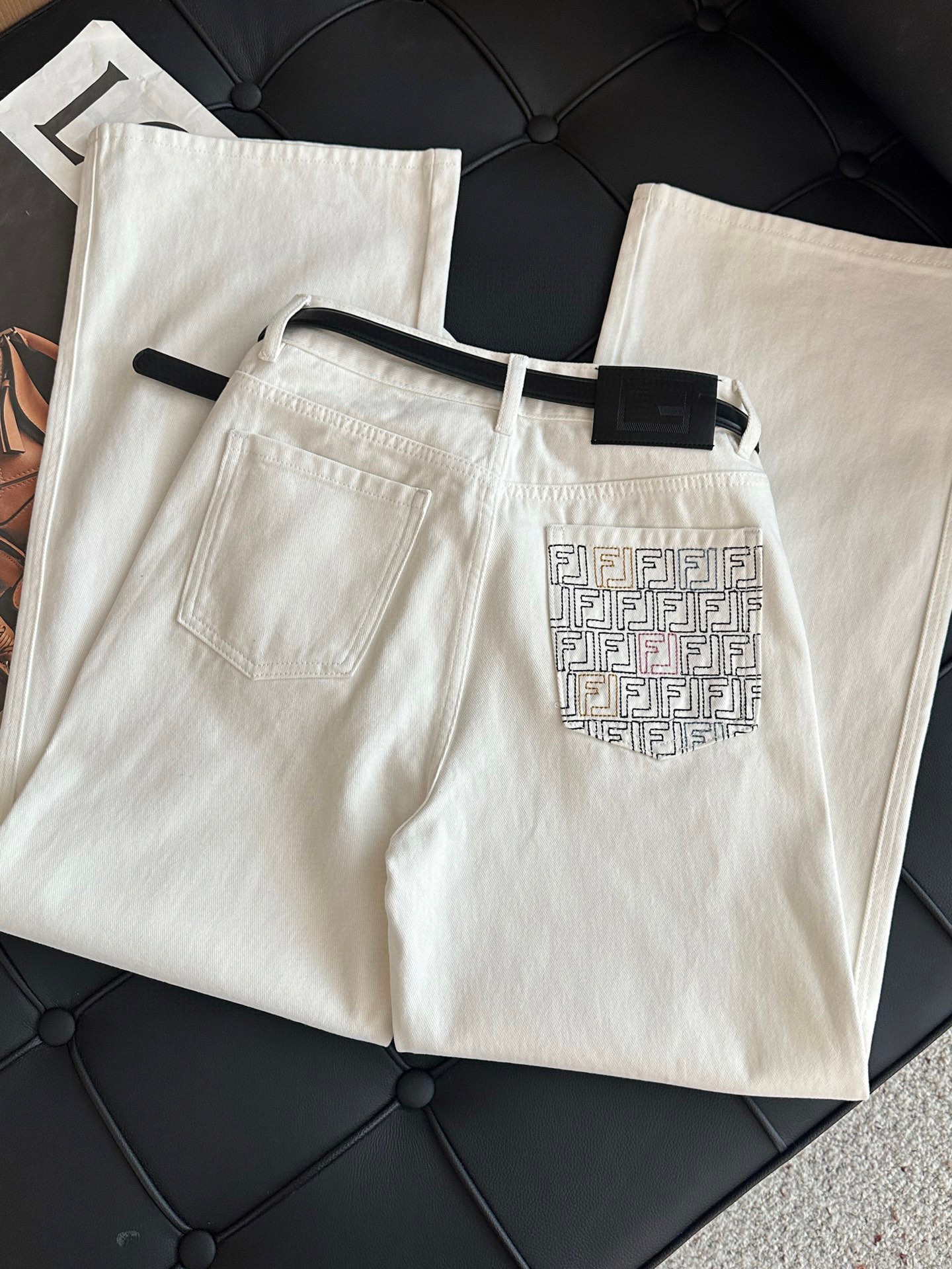 🛒𝐍𝐄𝐖 · 𝟐𝟎𝟐5/爆款现货设计师 原创｜女神同款撞色刺绣牛仔裤 这款牛仔裤选用优质面料，工艺洗水，