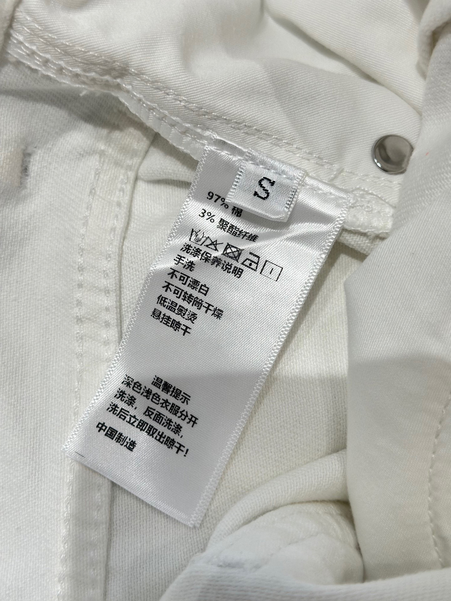 🛒𝐍𝐄𝐖 · 𝟐𝟎𝟐5/爆款现货设计师 原创｜女神同款撞色刺绣牛仔裤 这款牛仔裤选用优质面料，工艺洗水，