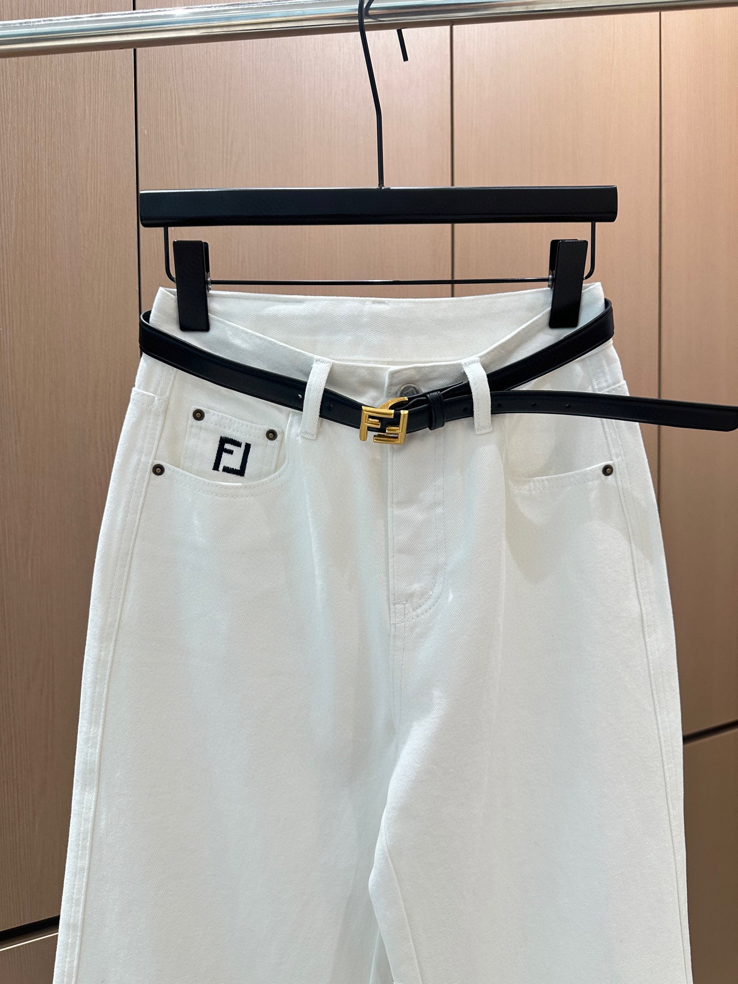 🛒𝐍𝐄𝐖 · 𝟐𝟎𝟐5/爆款现货设计师 原创｜女神同款撞色刺绣牛仔裤 这款牛仔裤选用优质面料，工艺洗水，