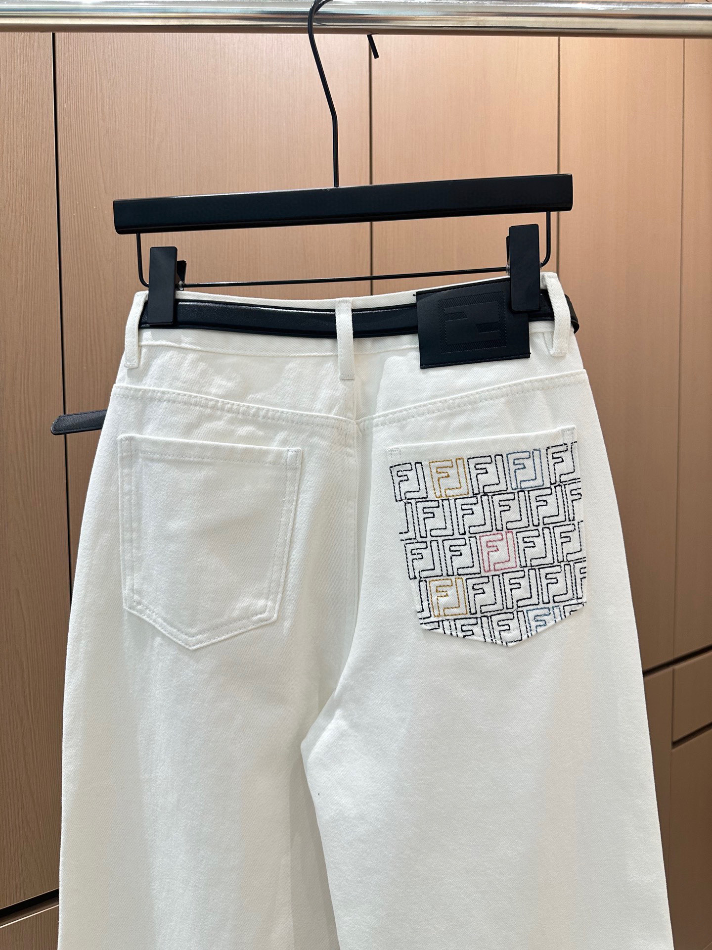 🛒𝐍𝐄𝐖 · 𝟐𝟎𝟐5/爆款现货设计师 原创｜女神同款撞色刺绣牛仔裤 这款牛仔裤选用优质面料，工艺洗水，