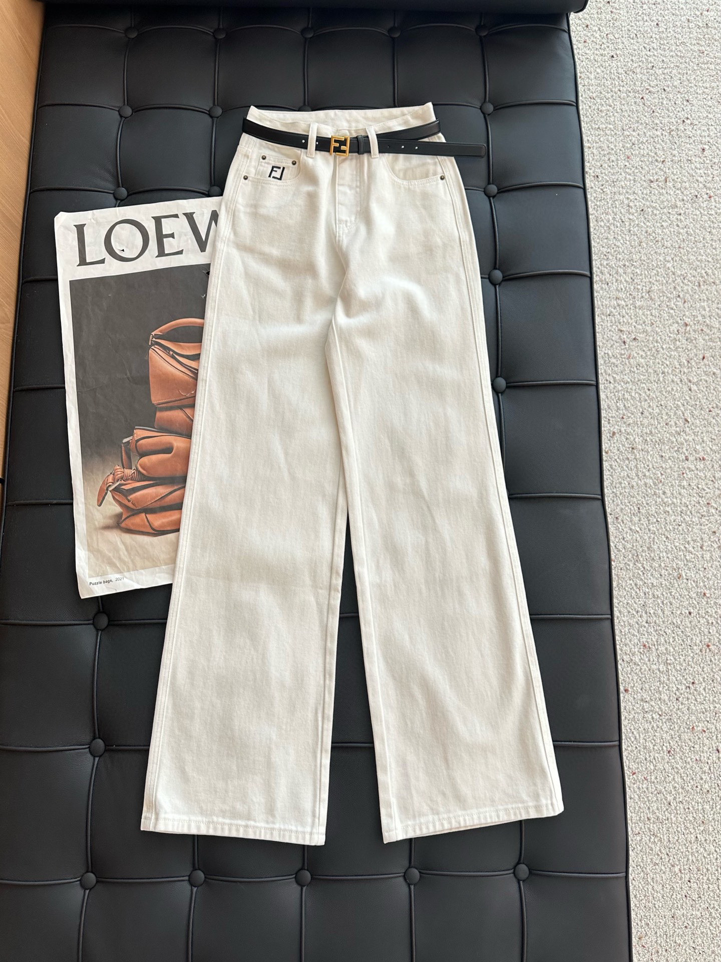 🛒𝐍𝐄𝐖 · 𝟐𝟎𝟐5/爆款现货设计师 原创｜女神同款撞色刺绣牛仔裤 这款牛仔裤选用优质面料，工艺洗水，