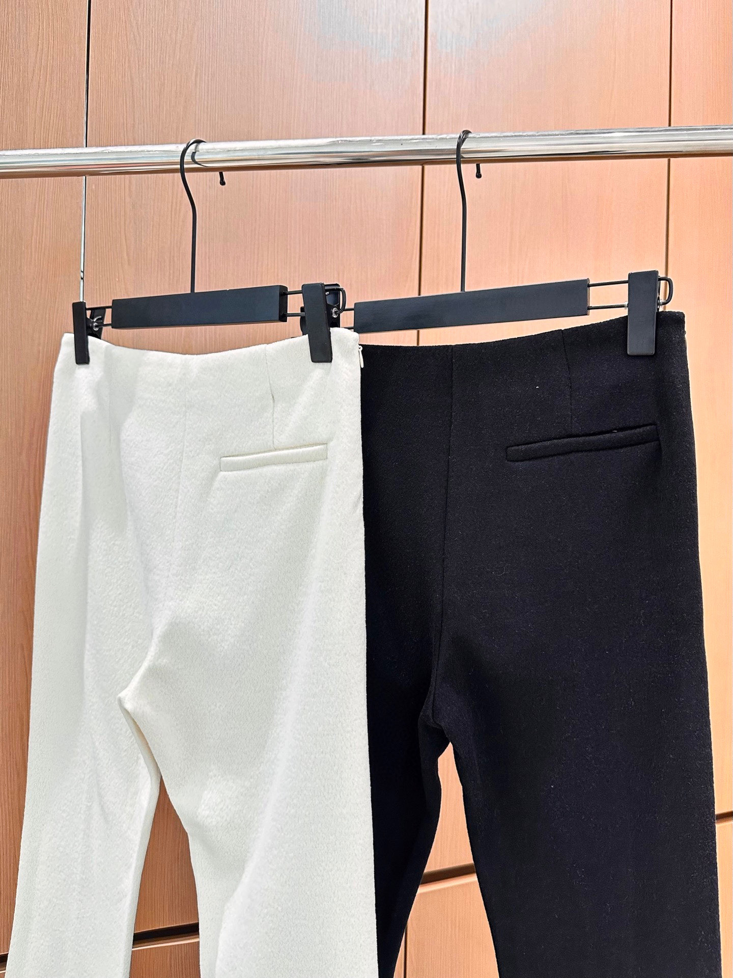 🛒𝐍𝐄𝐖 · 𝟐𝟎𝟐5/爆款现货设计师 原创｜25新品微喇弹力休闲裤！定制版型 极简黑白主义风法式优雅的