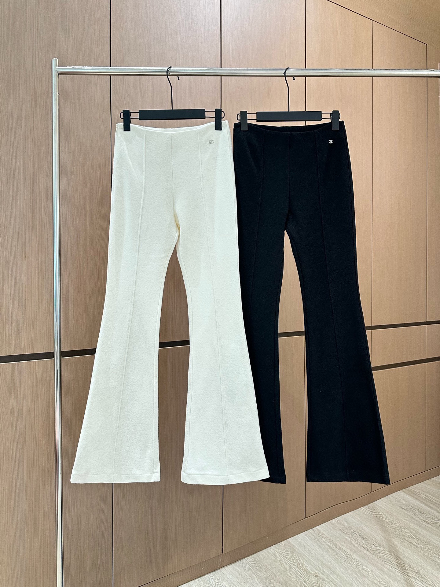 🛒𝐍𝐄𝐖 · 𝟐𝟎𝟐5/爆款现货设计师 原创｜25新品微喇弹力休闲裤！定制版型 极简黑白主义风法式优雅的