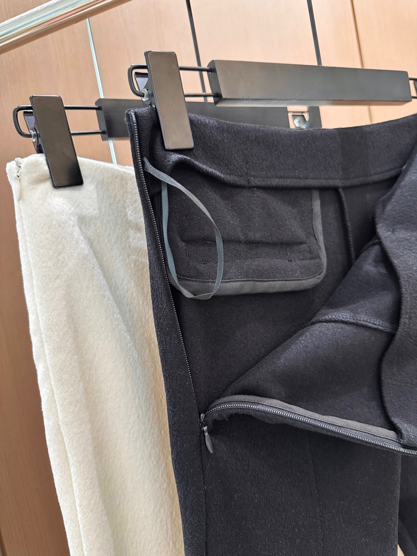 🛒𝐍𝐄𝐖 · 𝟐𝟎𝟐5/爆款现货设计师 原创｜25新品微喇弹力休闲裤！定制版型 极简黑白主义风法式优雅的