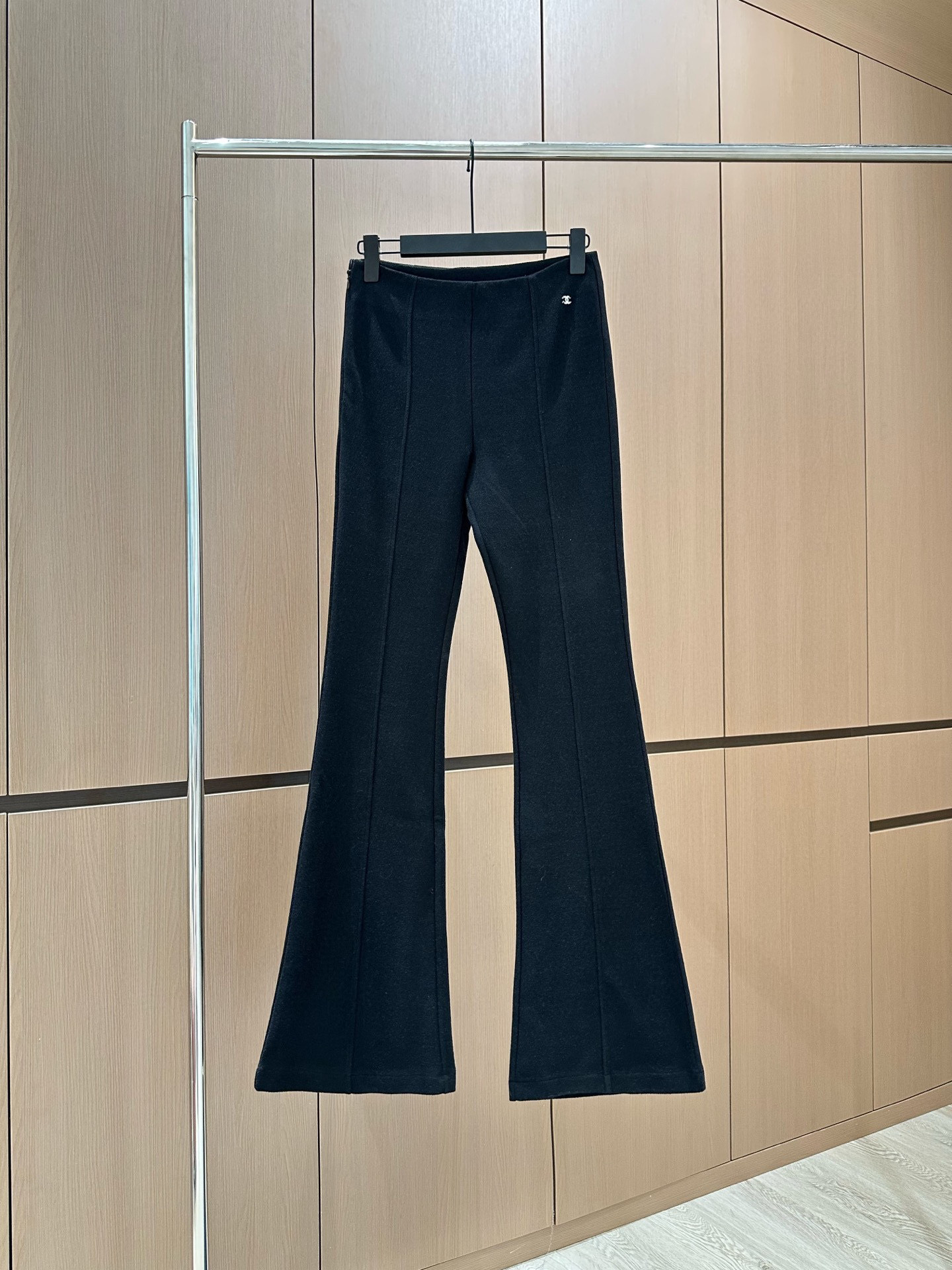 🛒𝐍𝐄𝐖 · 𝟐𝟎𝟐5/爆款现货设计师 原创｜25新品微喇弹力休闲裤！定制版型 极简黑白主义风法式优雅的