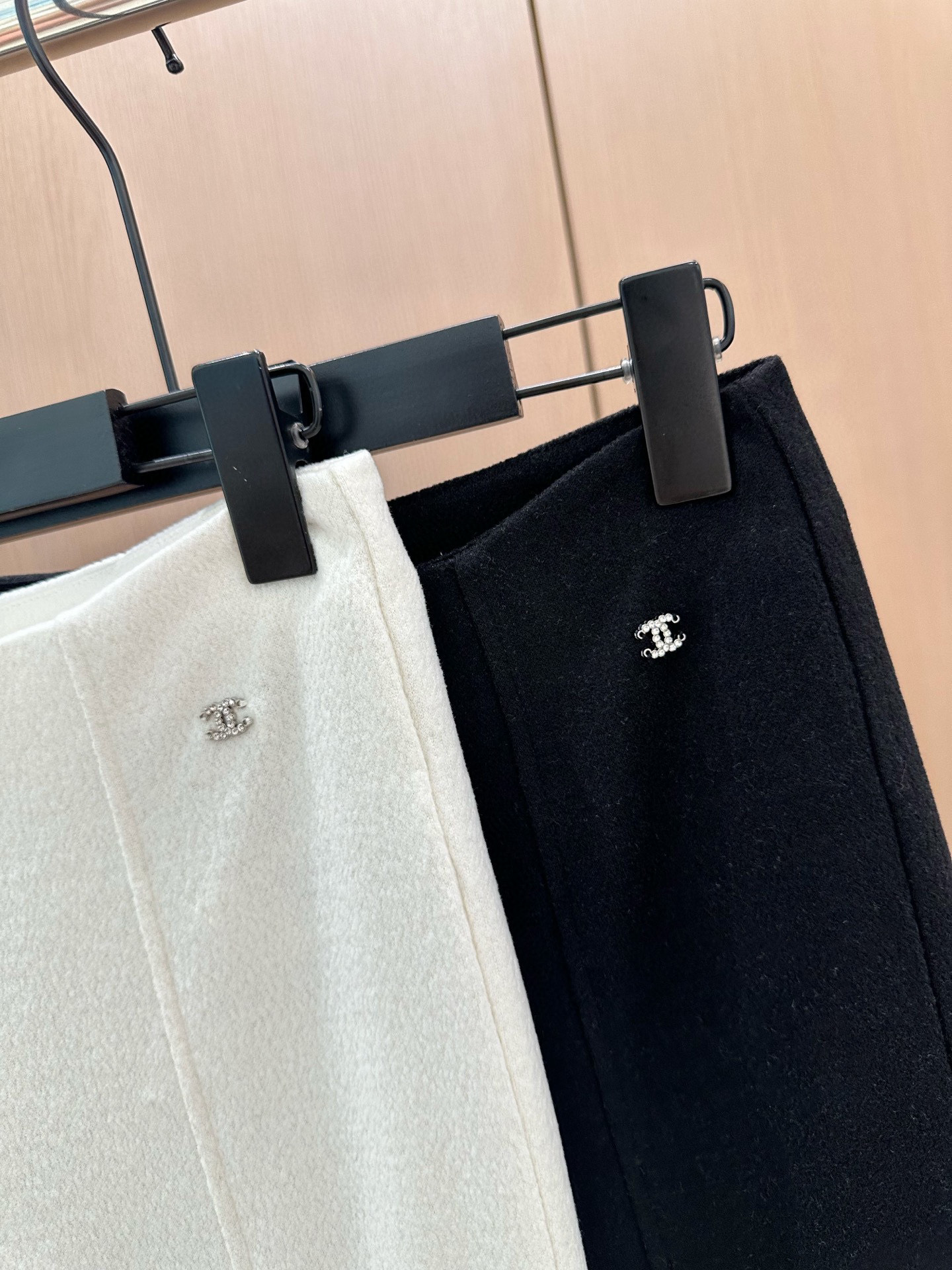 🛒𝐍𝐄𝐖 · 𝟐𝟎𝟐5/爆款现货设计师 原创｜25新品微喇弹力休闲裤！定制版型 极简黑白主义风法式优雅的