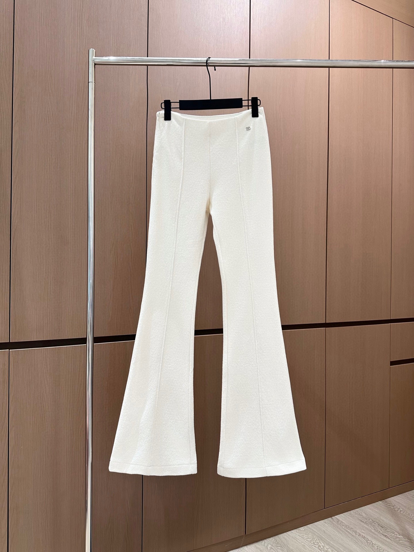 🛒𝐍𝐄𝐖 · 𝟐𝟎𝟐5/爆款现货设计师 原创｜25新品微喇弹力休闲裤！定制版型 极简黑白主义风法式优雅的