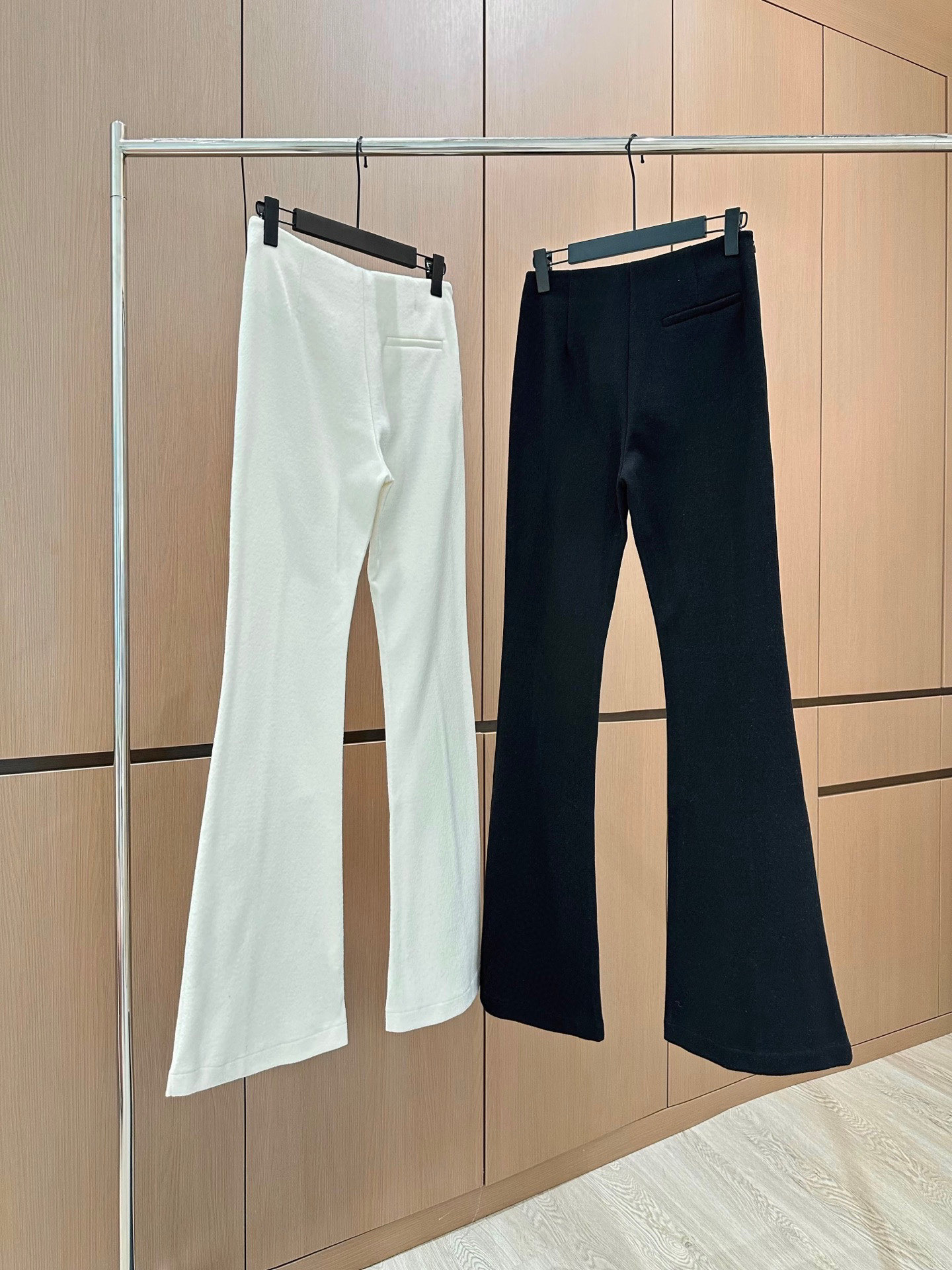 🛒𝐍𝐄𝐖 · 𝟐𝟎𝟐5/爆款现货设计师 原创｜25新品微喇弹力休闲裤！定制版型 极简黑白主义风法式优雅的