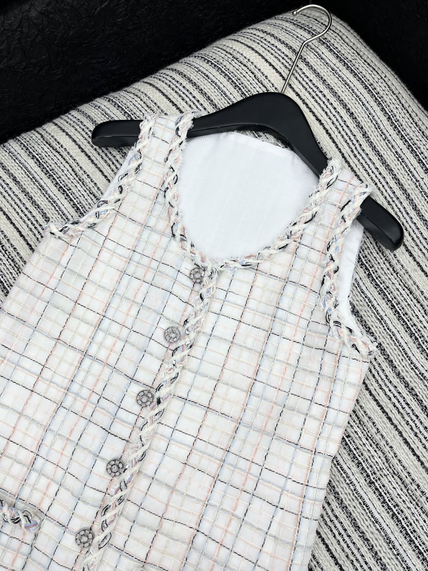 🛒𝐍𝐄𝐖 · 𝟐𝟎𝟐5/爆款现货【原版定制】Chan*｜2025新品编织粗花呢撞色花边圆领背心连衣裙定制