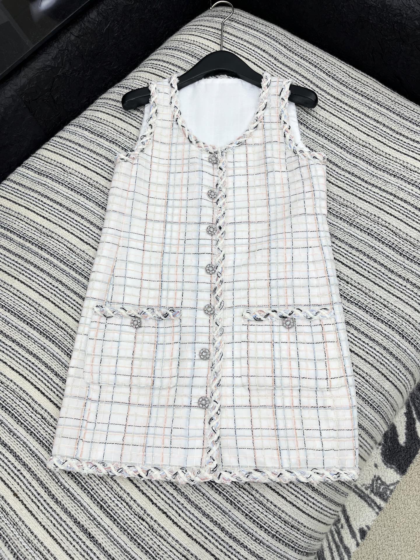 🛒𝐍𝐄𝐖 · 𝟐𝟎𝟐5/爆款现货【原版定制】Chan*｜2025新品编织粗花呢撞色花边圆领背心连衣裙定制