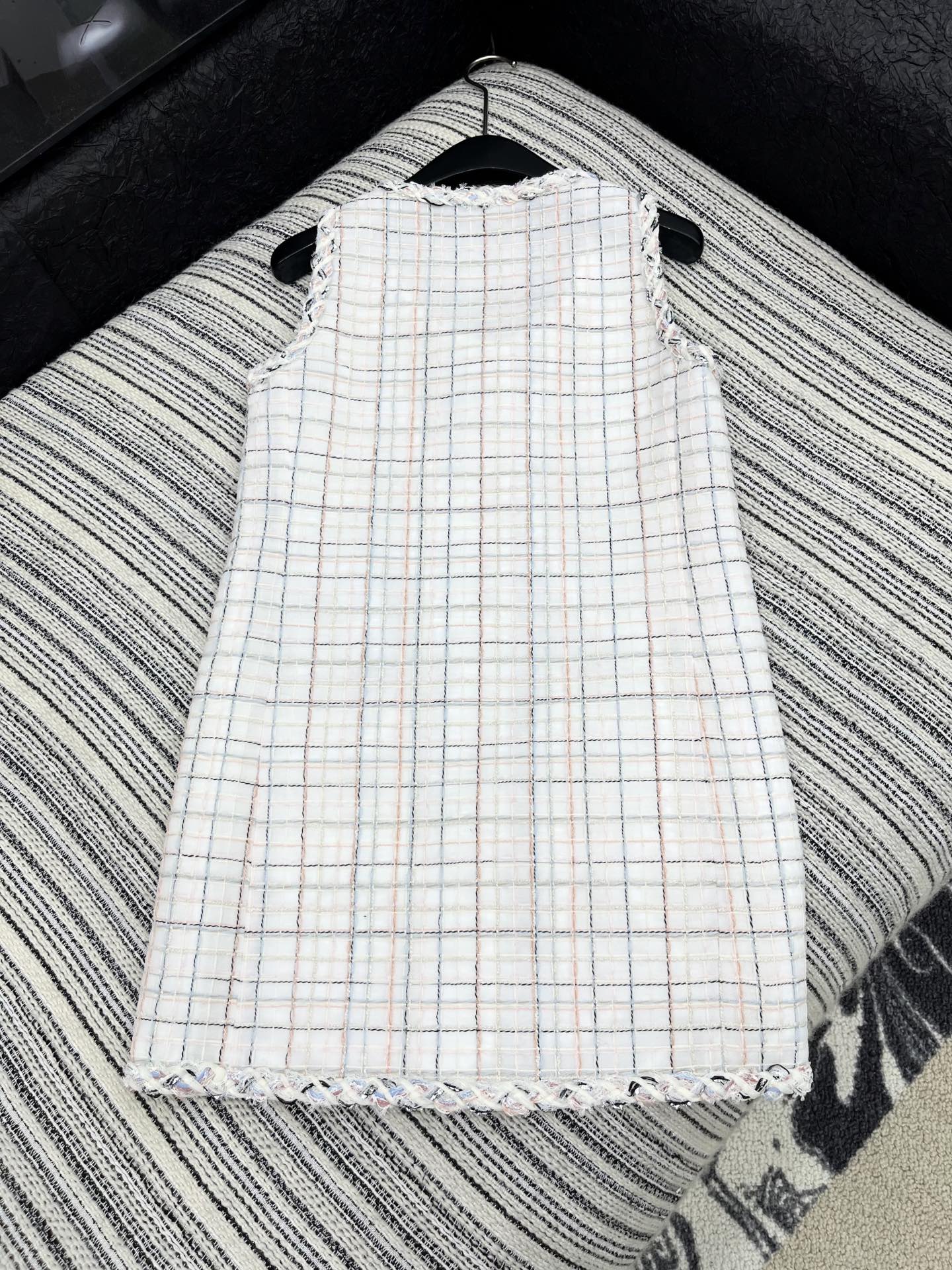 🛒𝐍𝐄𝐖 · 𝟐𝟎𝟐5/爆款现货【原版定制】Chan*｜2025新品编织粗花呢撞色花边圆领背心连衣裙定制