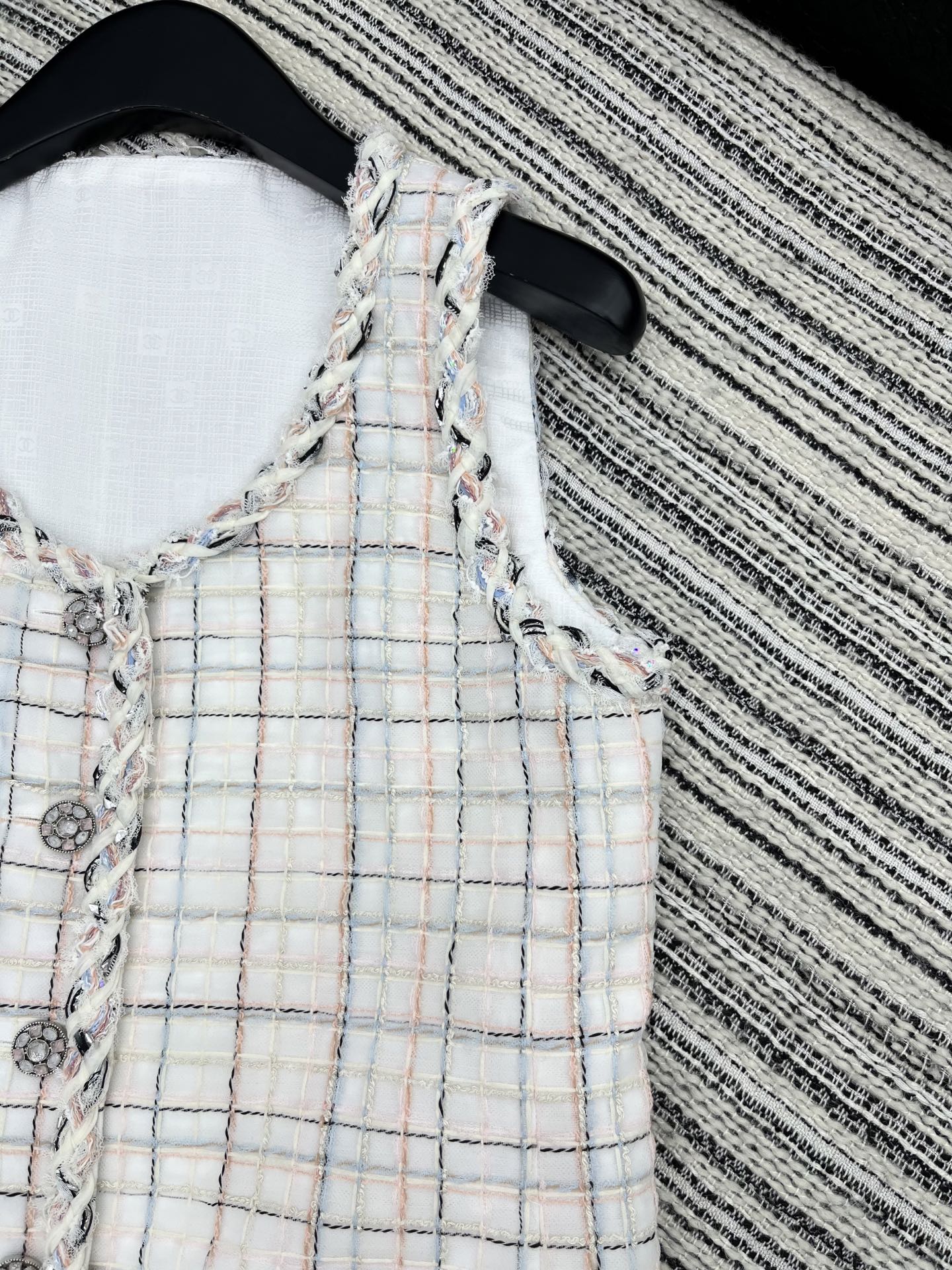 🛒𝐍𝐄𝐖 · 𝟐𝟎𝟐5/爆款现货【原版定制】Chan*｜2025新品编织粗花呢撞色花边圆领背心连衣裙定制