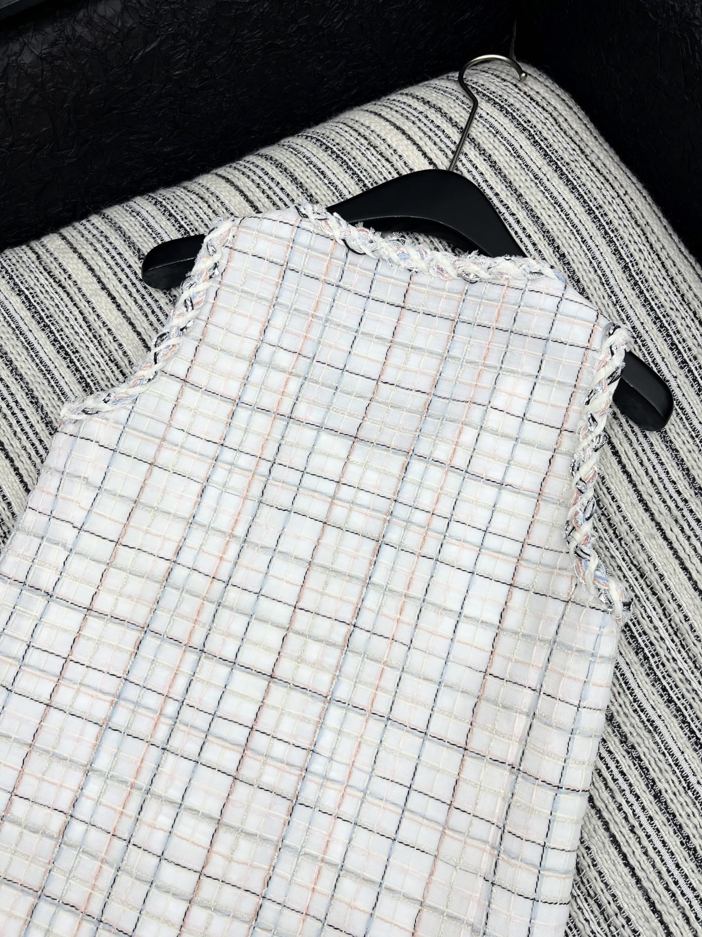 🛒𝐍𝐄𝐖 · 𝟐𝟎𝟐5/爆款现货【原版定制】Chan*｜2025新品编织粗花呢撞色花边圆领背心连衣裙定制