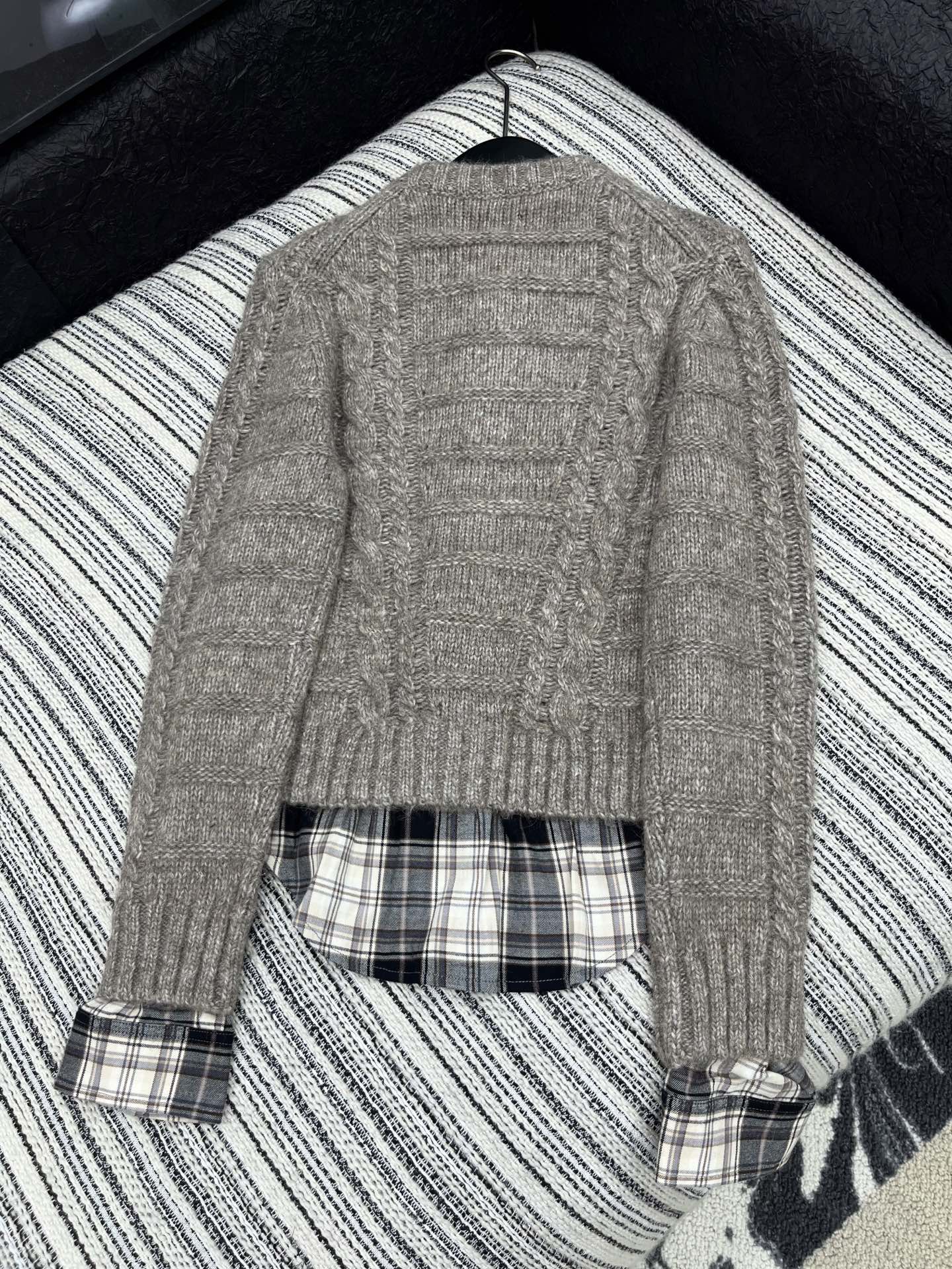 🛒𝐍𝐄𝐖 · 𝟐𝟎𝟐5/爆款现货【原版定制】Acn*｜25秋冬新款羊毛🦙拼接格纹假两件毛衣外套 ，谁穿谁