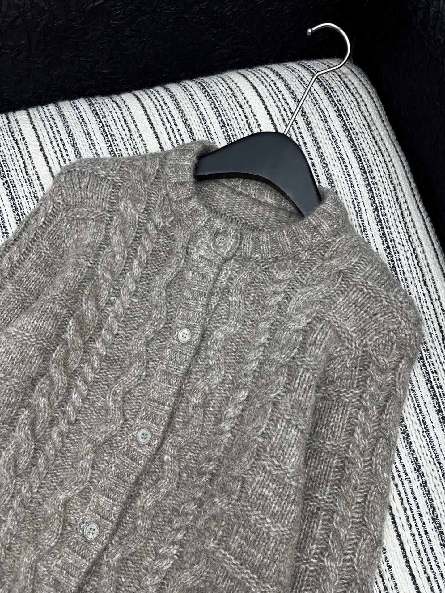 🛒𝐍𝐄𝐖 · 𝟐𝟎𝟐5/爆款现货【原版定制】Acn*｜25秋冬新款羊毛🦙拼接格纹假两件毛衣外套 ，谁穿谁