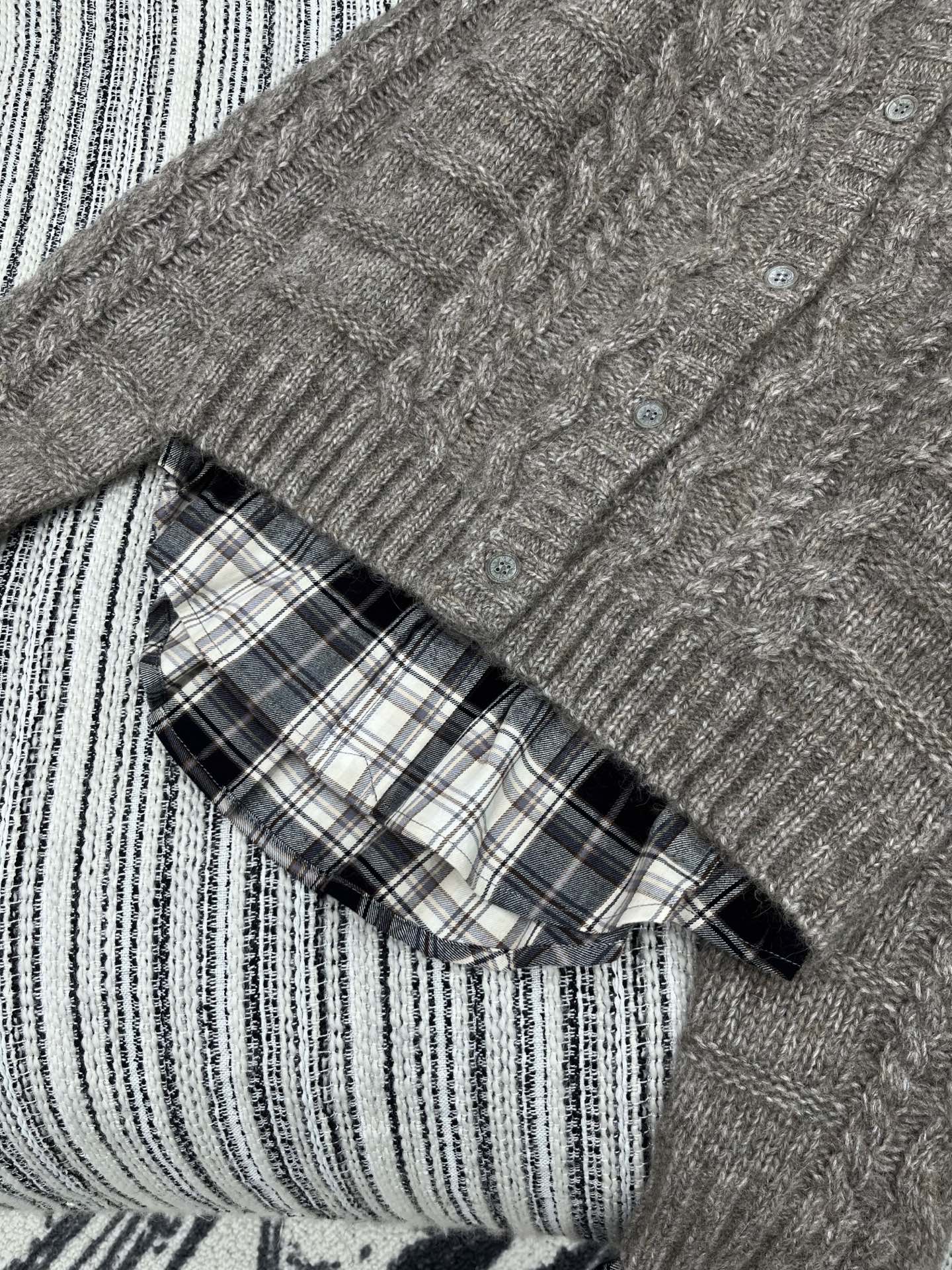 🛒𝐍𝐄𝐖 · 𝟐𝟎𝟐5/爆款现货【原版定制】Acn*｜25秋冬新款羊毛🦙拼接格纹假两件毛衣外套 ，谁穿谁