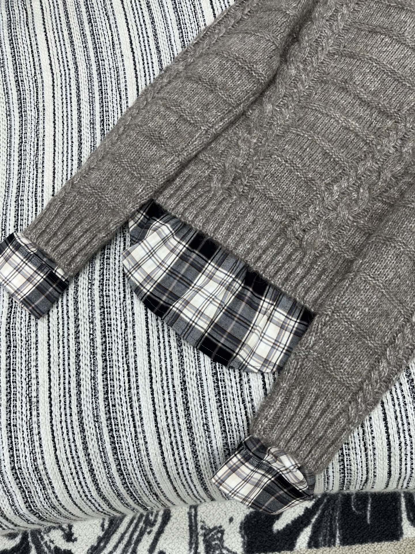 🛒𝐍𝐄𝐖 · 𝟐𝟎𝟐5/爆款现货【原版定制】Acn*｜25秋冬新款羊毛🦙拼接格纹假两件毛衣外套 ，谁穿谁