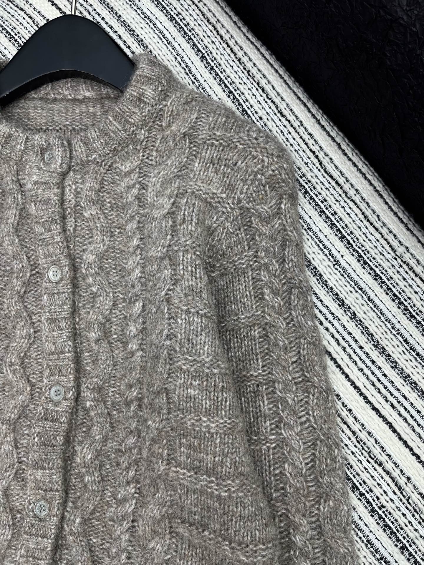 🛒𝐍𝐄𝐖 · 𝟐𝟎𝟐5/爆款现货【原版定制】Acn*｜25秋冬新款羊毛🦙拼接格纹假两件毛衣外套 ，谁穿谁