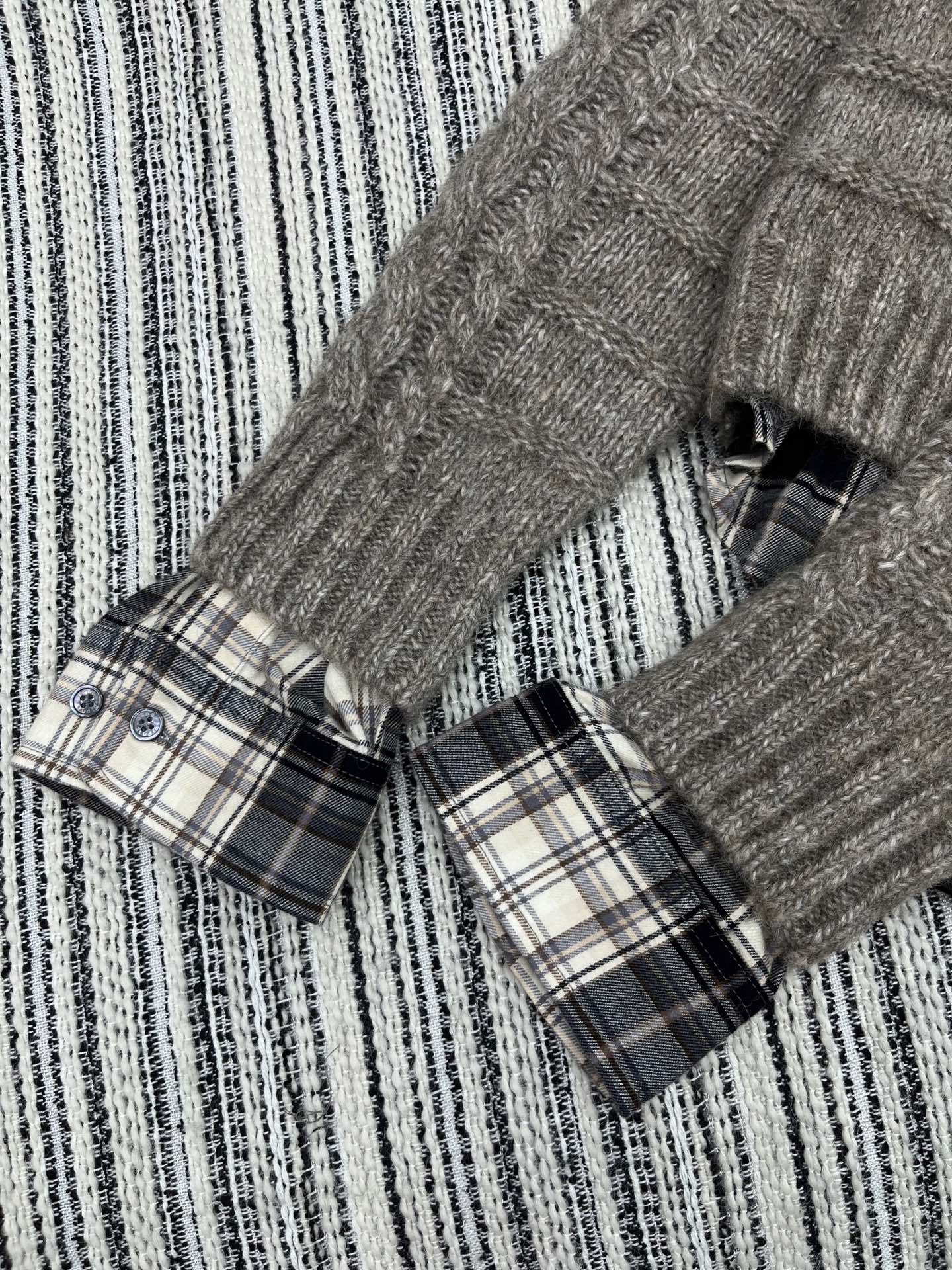 🛒𝐍𝐄𝐖 · 𝟐𝟎𝟐5/爆款现货【原版定制】Acn*｜25秋冬新款羊毛🦙拼接格纹假两件毛衣外套 ，谁穿谁