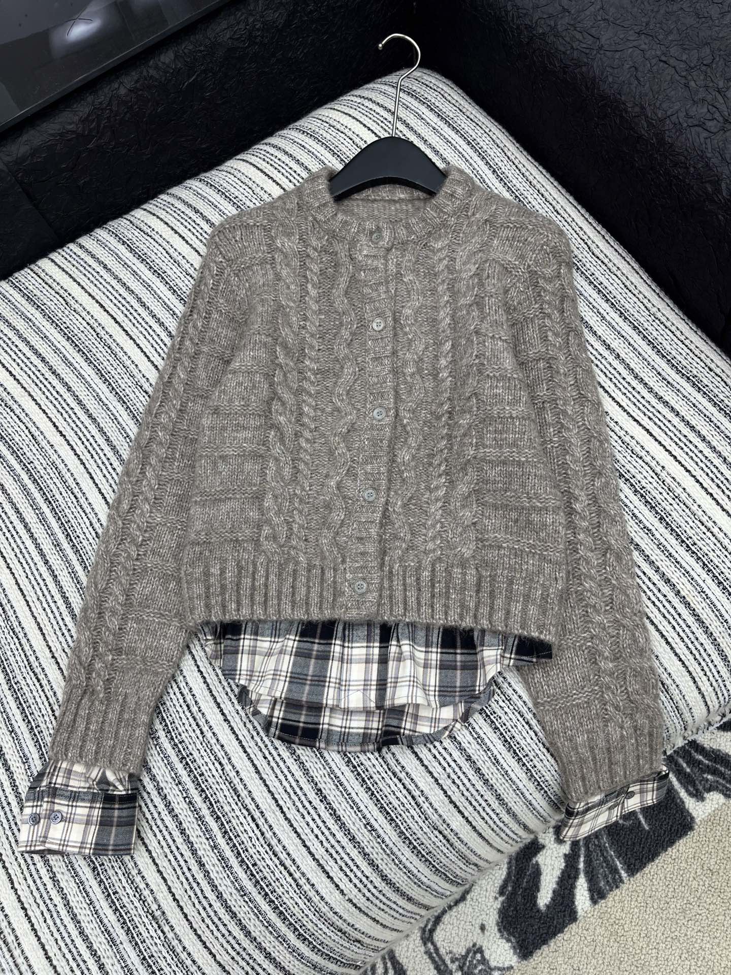 🛒𝐍𝐄𝐖 · 𝟐𝟎𝟐5/爆款现货【原版定制】Acn*｜25秋冬新款羊毛🦙拼接格纹假两件毛衣外套 ，谁穿谁