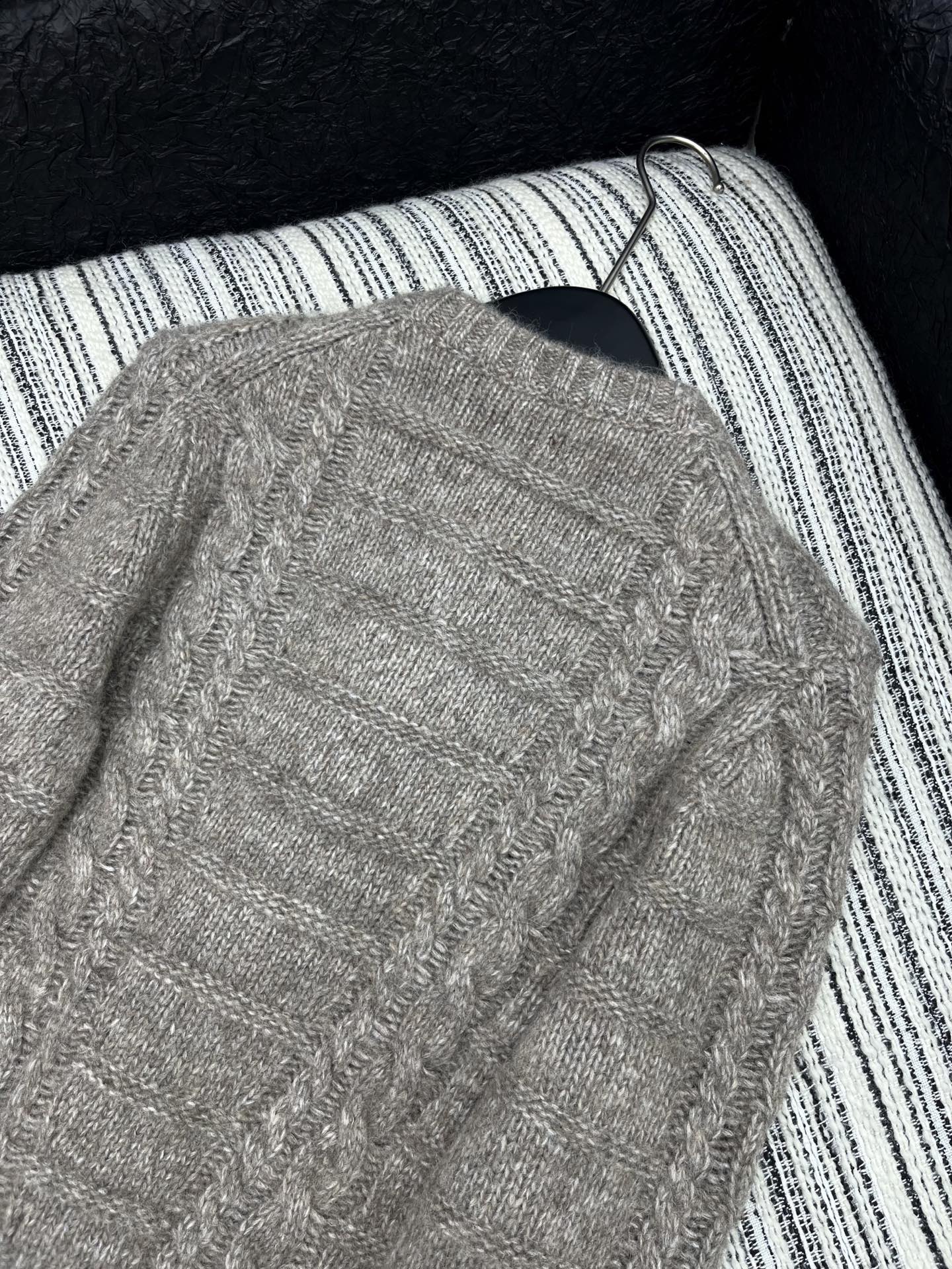 🛒𝐍𝐄𝐖 · 𝟐𝟎𝟐5/爆款现货【原版定制】Acn*｜25秋冬新款羊毛🦙拼接格纹假两件毛衣外套 ，谁穿谁