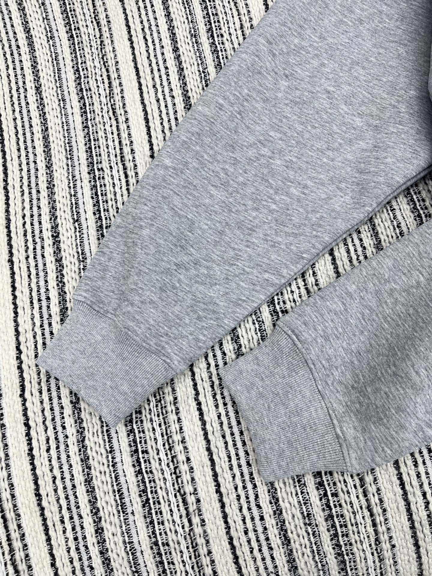 🛒𝐍𝐄𝐖 · 𝟐𝟎𝟐5/爆款现货【原版定制】Lv*｜25秋冬经典撞色图文印花戴帽卫衣干净利落的裁剪，落肩