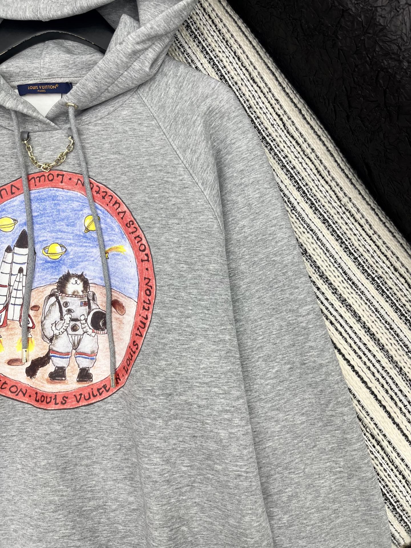 🛒𝐍𝐄𝐖 · 𝟐𝟎𝟐5/爆款现货【原版定制】Lv*｜25秋冬经典撞色图文印花戴帽卫衣干净利落的裁剪，落肩