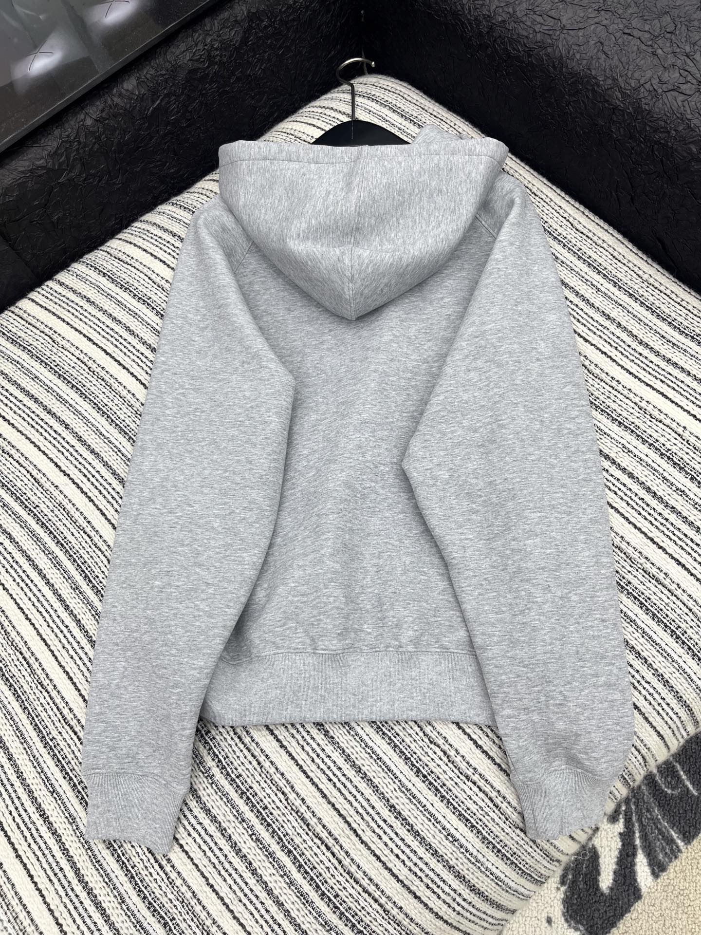 🛒𝐍𝐄𝐖 · 𝟐𝟎𝟐5/爆款现货【原版定制】Lv*｜25秋冬经典撞色图文印花戴帽卫衣干净利落的裁剪，落肩