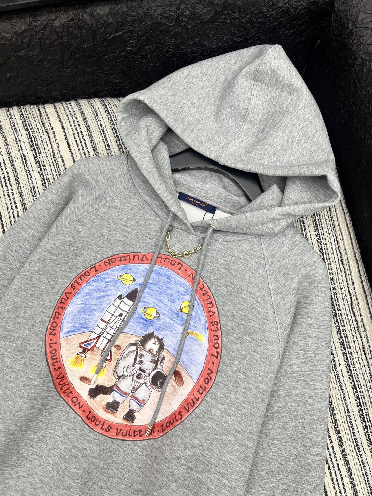 🛒𝐍𝐄𝐖 · 𝟐𝟎𝟐5/爆款现货【原版定制】Lv*｜25秋冬经典撞色图文印花戴帽卫衣干净利落的裁剪，落肩