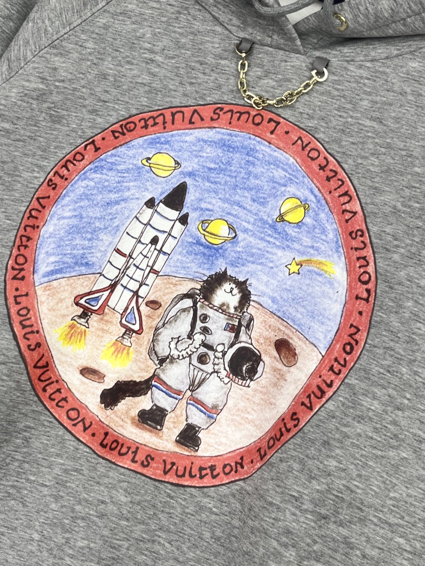 🛒𝐍𝐄𝐖 · 𝟐𝟎𝟐5/爆款现货【原版定制】Lv*｜25秋冬经典撞色图文印花戴帽卫衣干净利落的裁剪，落肩