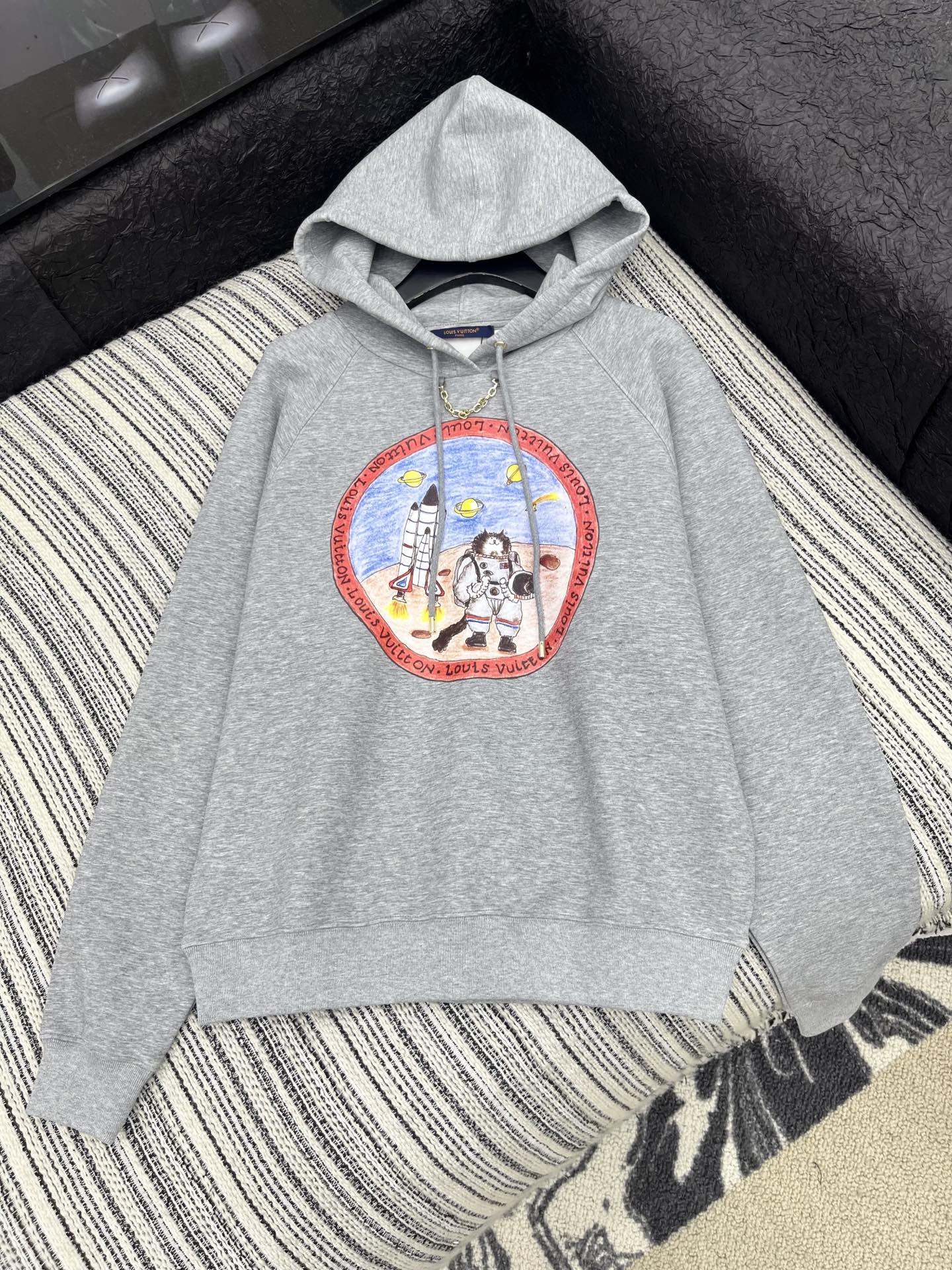 🛒𝐍𝐄𝐖 · 𝟐𝟎𝟐5/爆款现货【原版定制】Lv*｜25秋冬经典撞色图文印花戴帽卫衣干净利落的裁剪，落肩