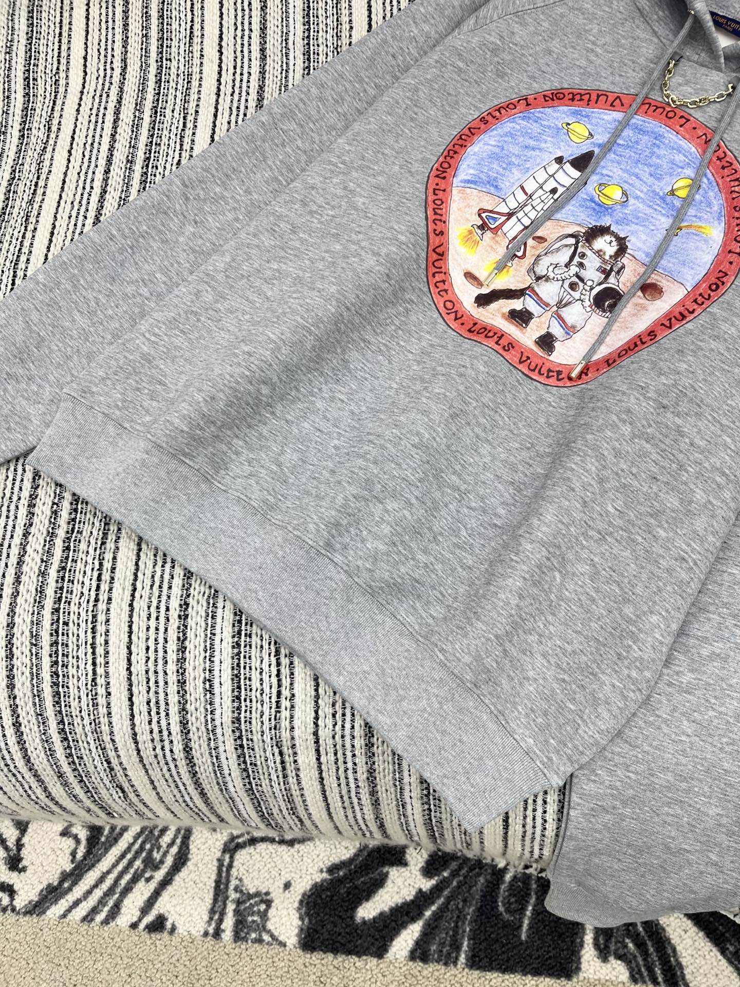 🛒𝐍𝐄𝐖 · 𝟐𝟎𝟐5/爆款现货【原版定制】Lv*｜25秋冬经典撞色图文印花戴帽卫衣干净利落的裁剪，落肩