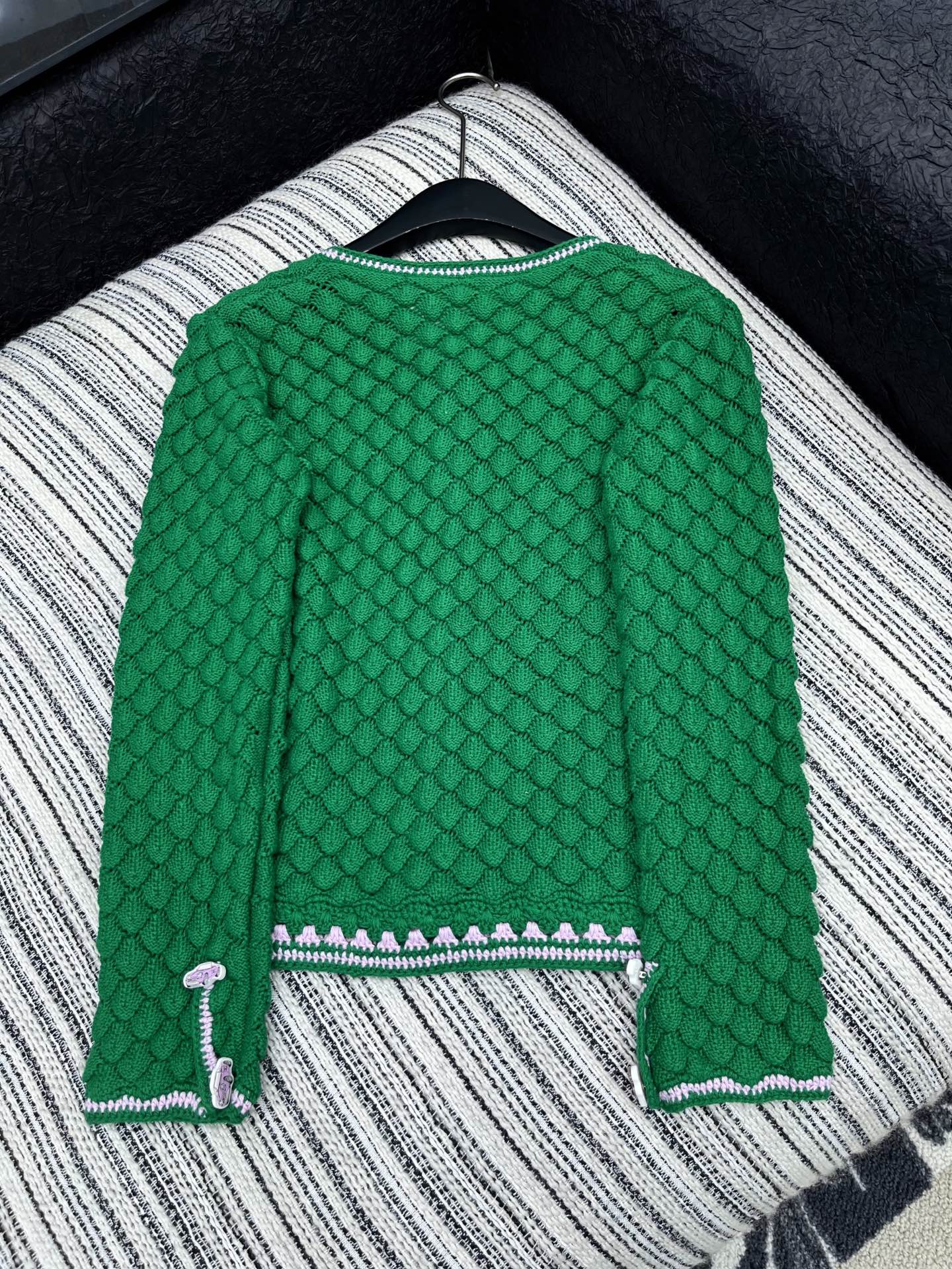 🛒𝐍𝐄𝐖 · 𝟐𝟎𝟐5/爆款现货原单品质 Chan*｜25中古系列重工钩花圆领外套独家订制纱线，设计高级