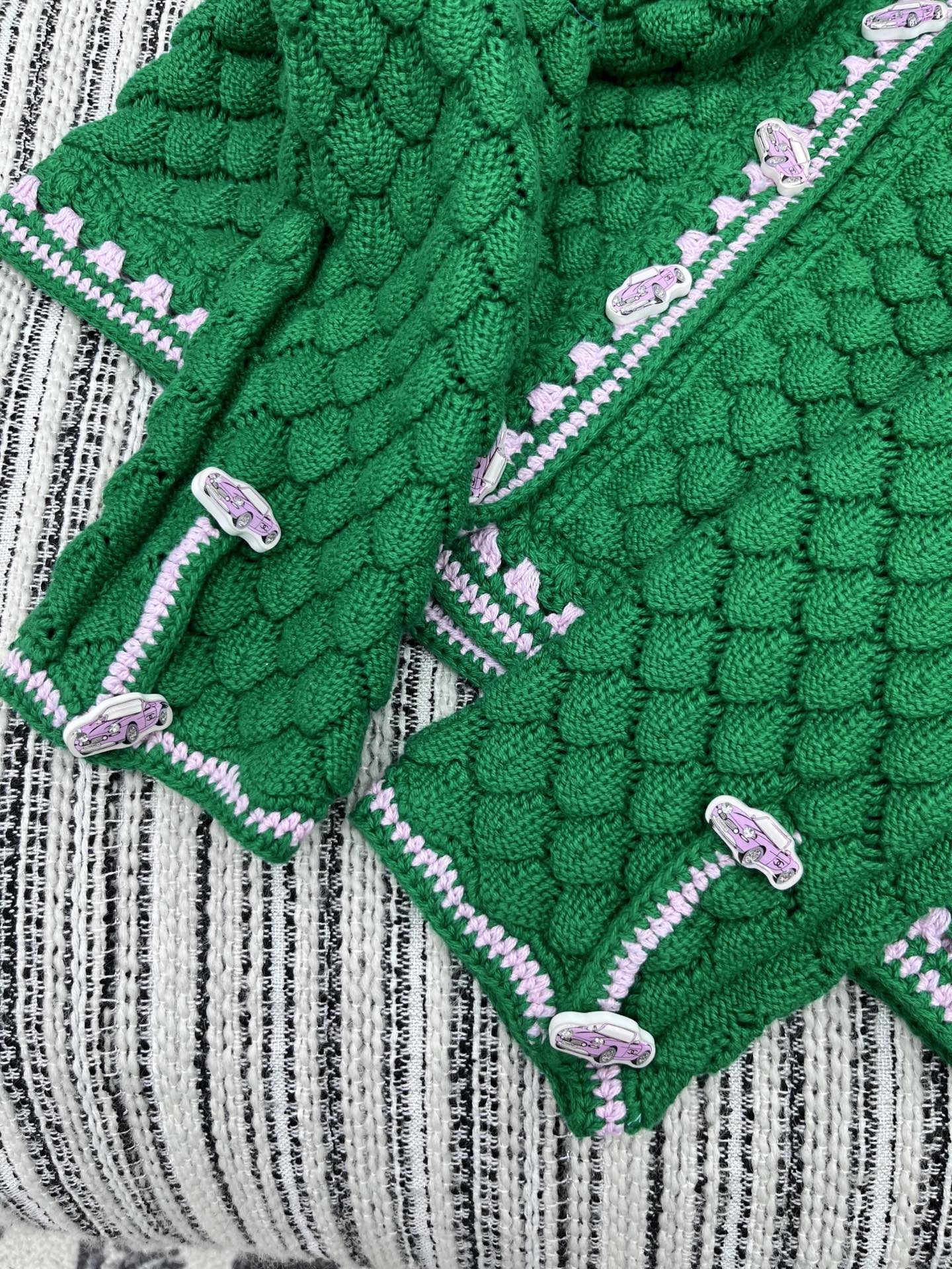 🛒𝐍𝐄𝐖 · 𝟐𝟎𝟐5/爆款现货原单品质 Chan*｜25中古系列重工钩花圆领外套独家订制纱线，设计高级