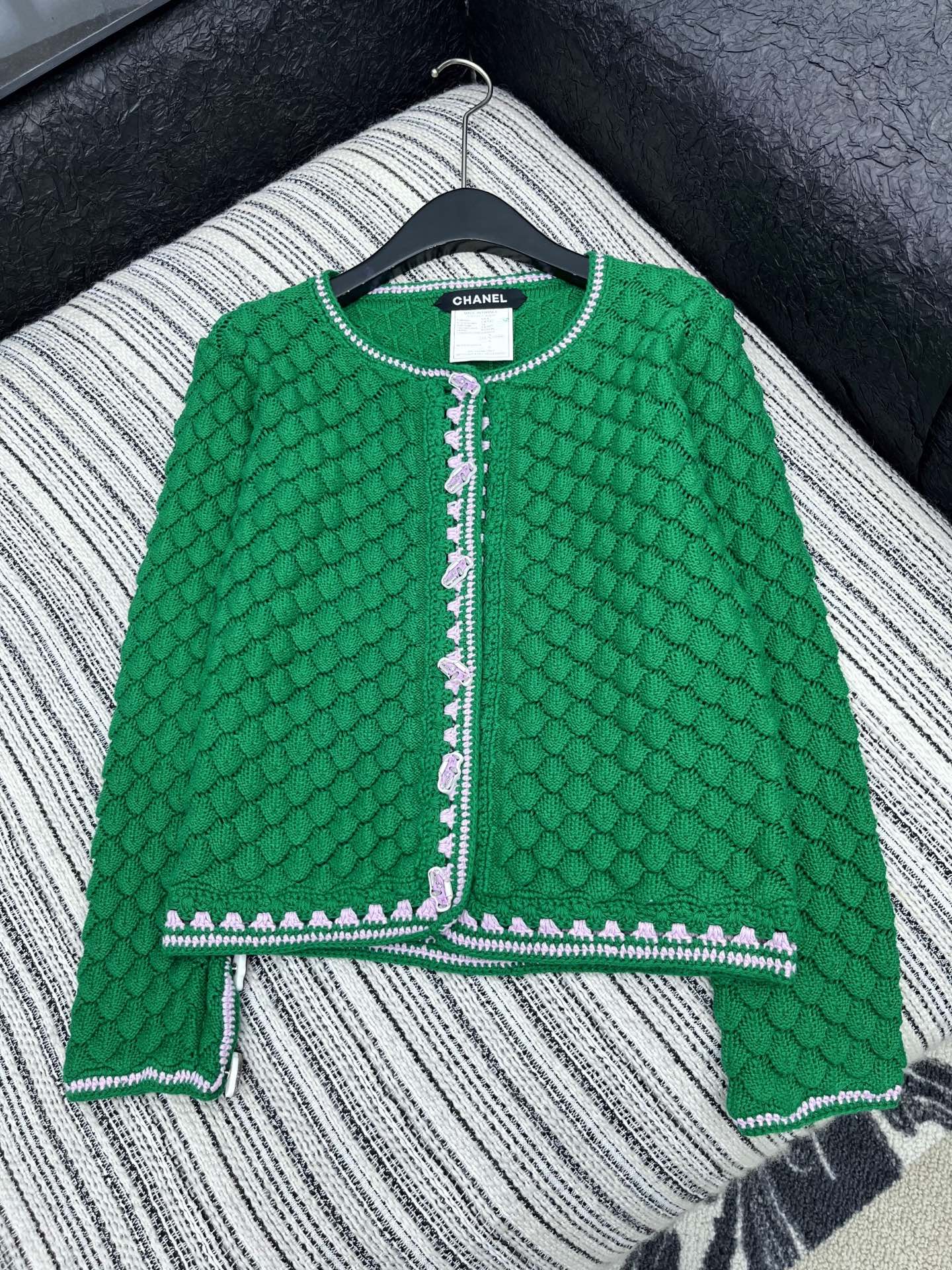 🛒𝐍𝐄𝐖 · 𝟐𝟎𝟐5/爆款现货原单品质 Chan*｜25中古系列重工钩花圆领外套独家订制纱线，设计高级